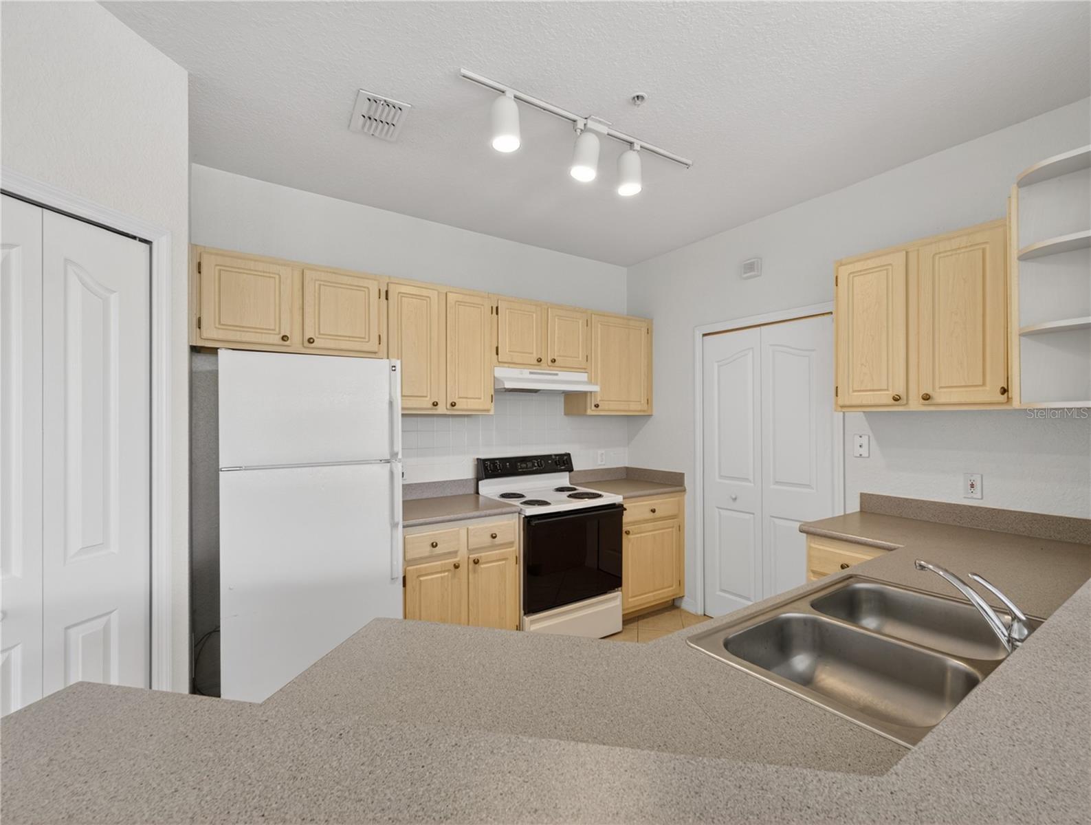 Image 24 of 48 For 1100 Lake Shadow Circle 2307