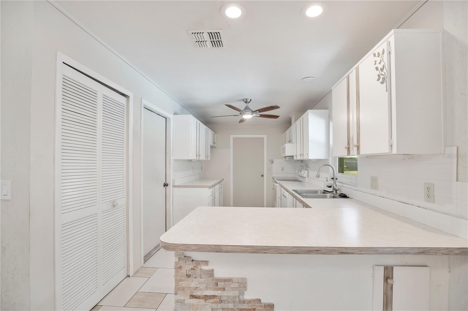 Image 11 of 36 For 1672 Bavon Drive