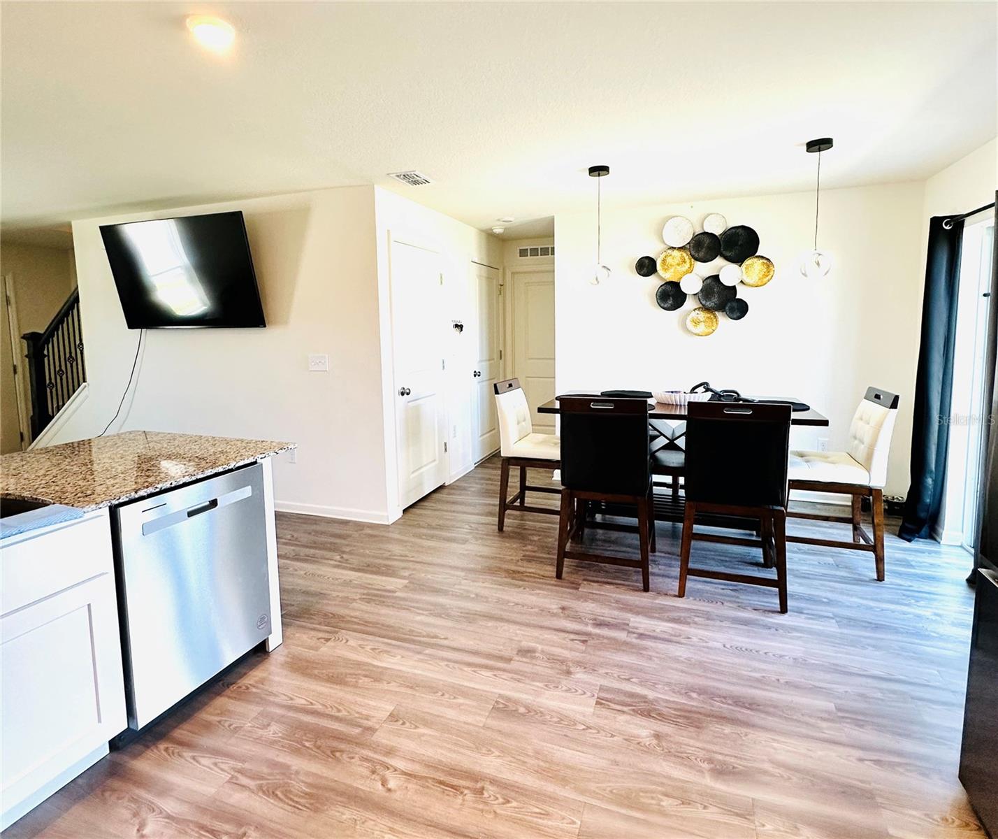 Image 12 of 32 For 1053 Ambleside Dr