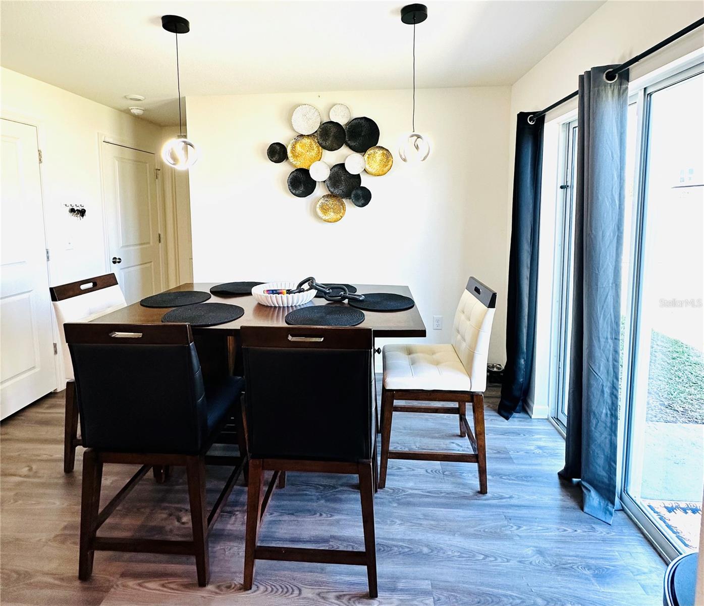 Image 13 of 32 For 1053 Ambleside Dr