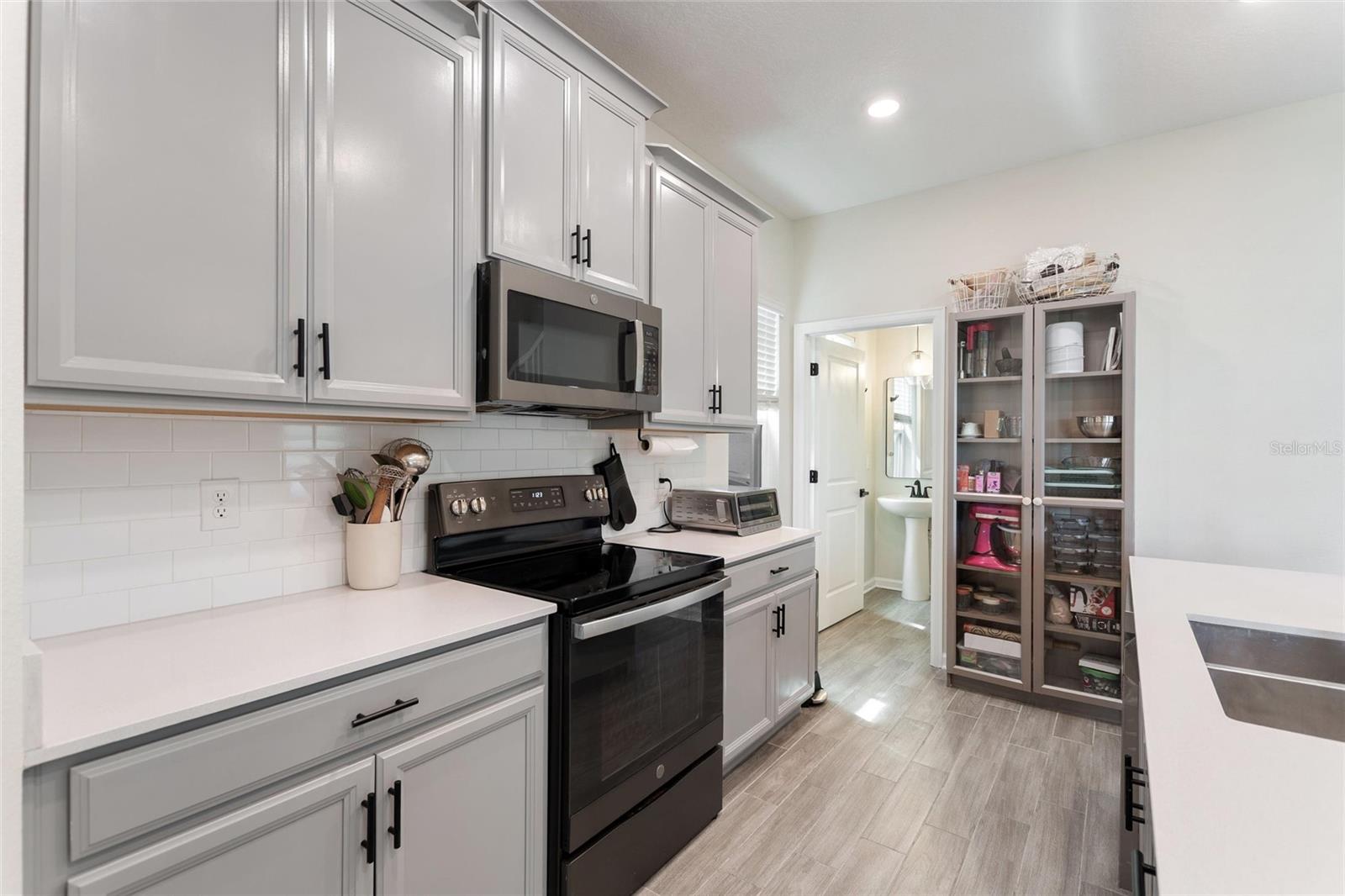 Image 17 of 66 For 8995 Fluffy Lie Court