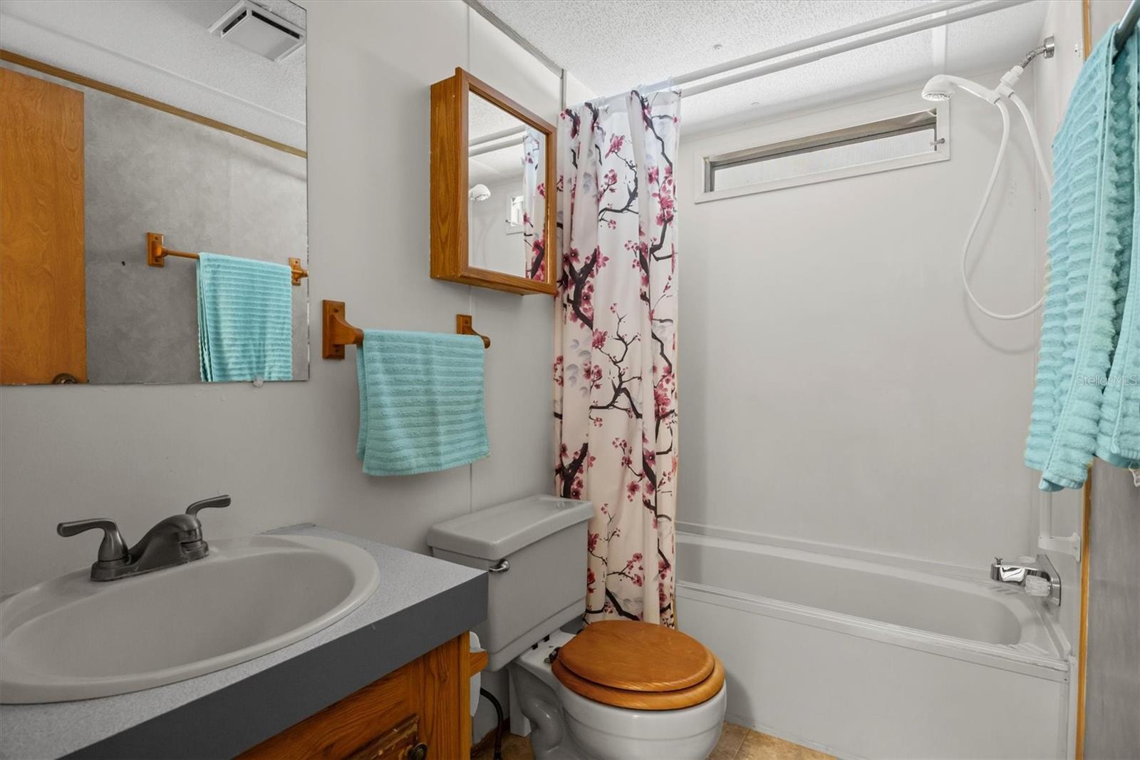 Image 14 of 35 For 132 Orangewood Drive 68