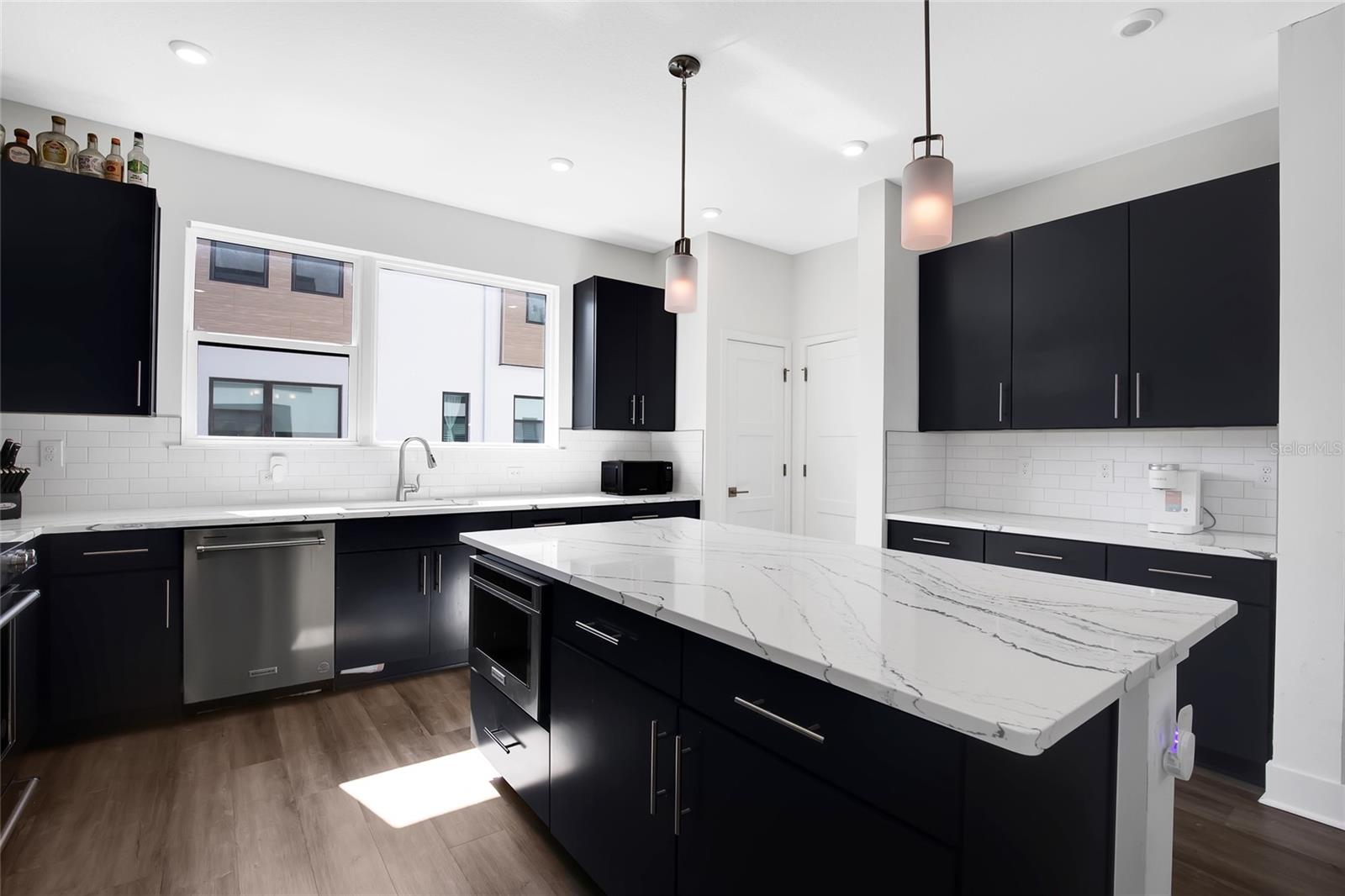 Image 4 of 35 For 2506 Cleveland Street 9