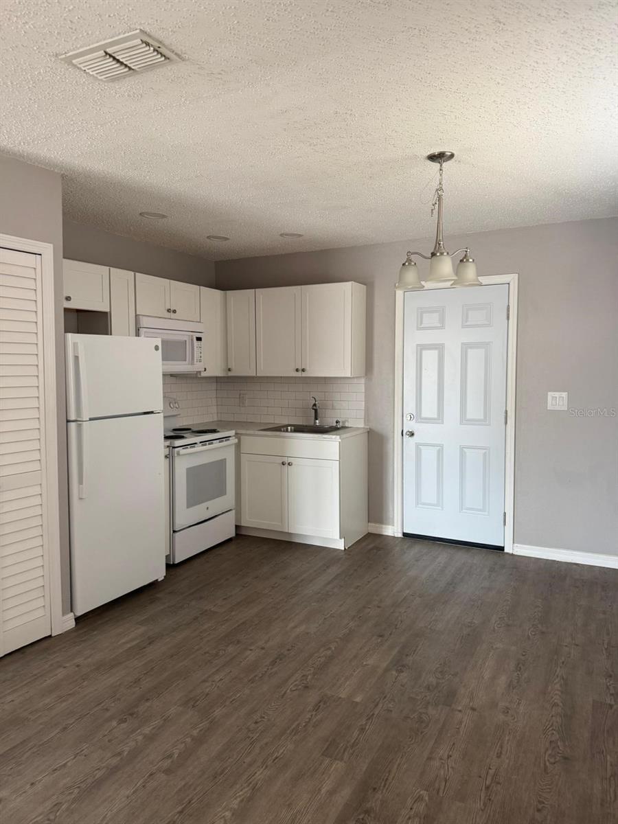 Image 4 of 15 For 500 Las Palmas Circle 675