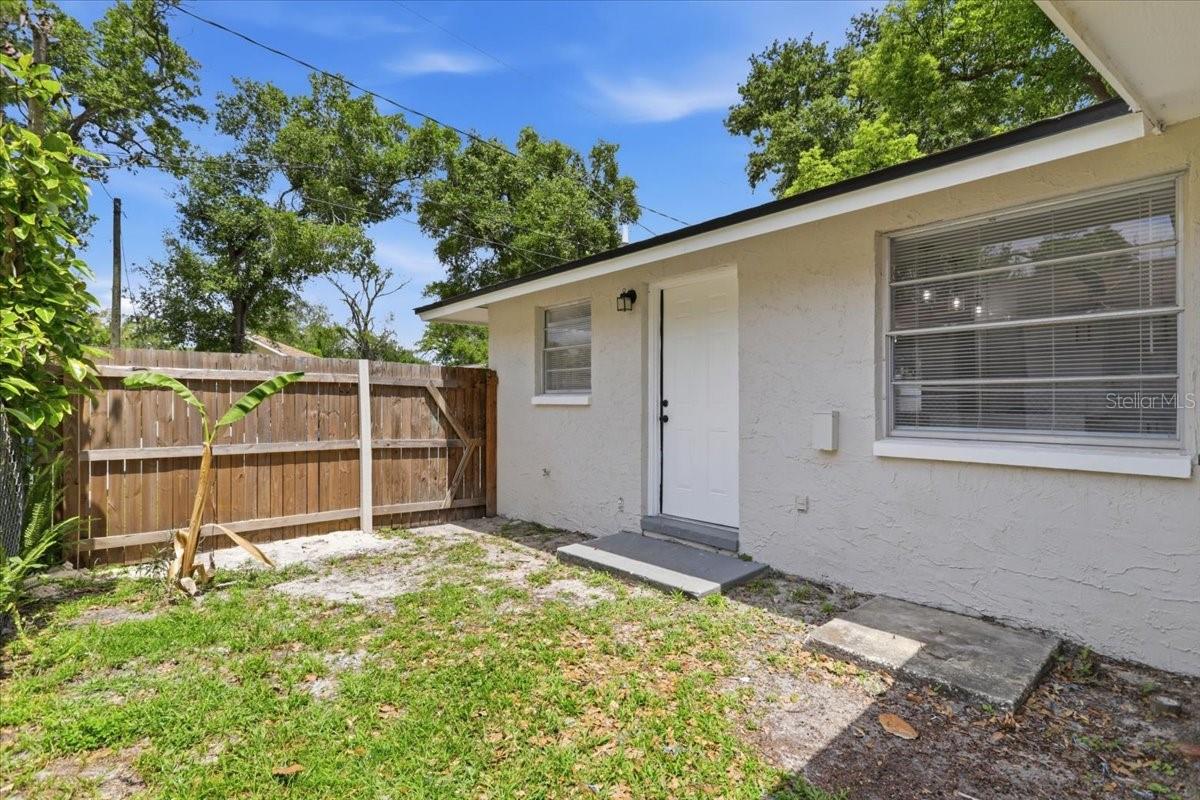 Listing photo id 10 for 1723 Idell Street