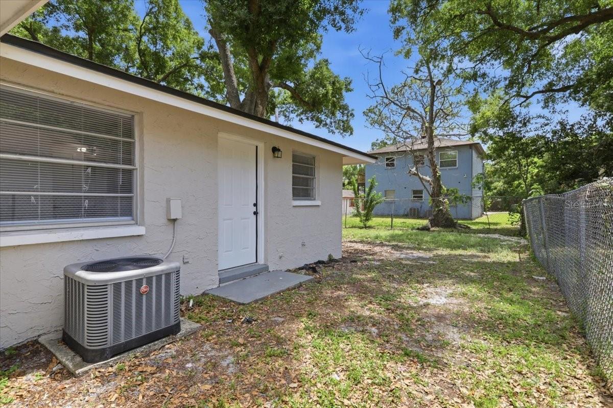 Listing photo id 12 for 1723 Idell Street