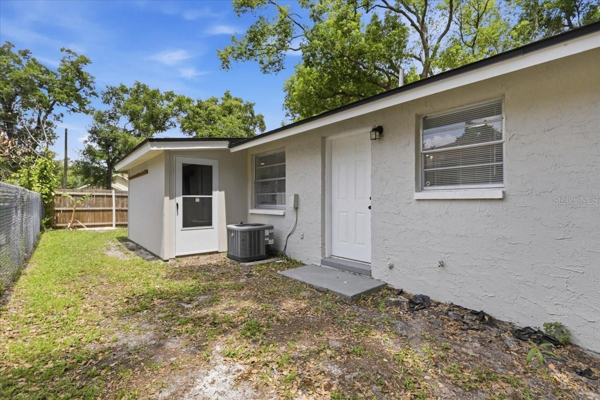 Listing photo id 13 for 1723 Idell Street