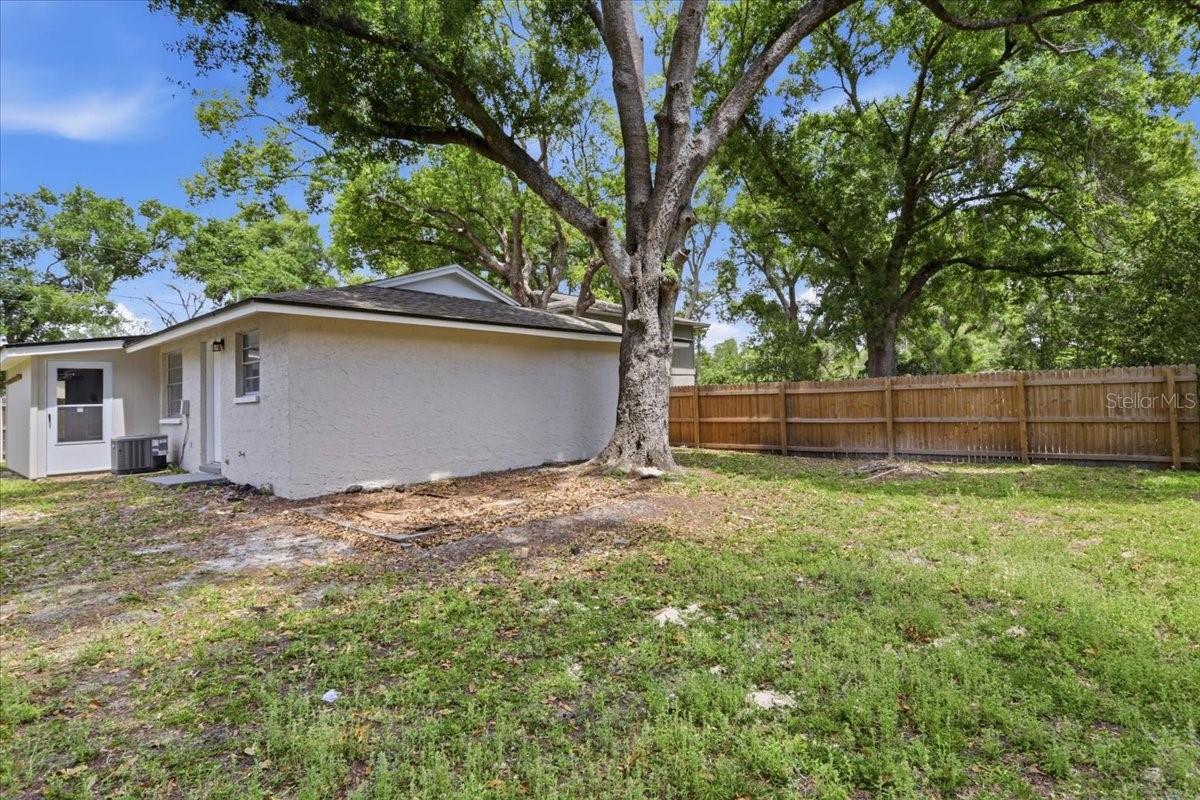 Listing photo id 14 for 1723 Idell Street