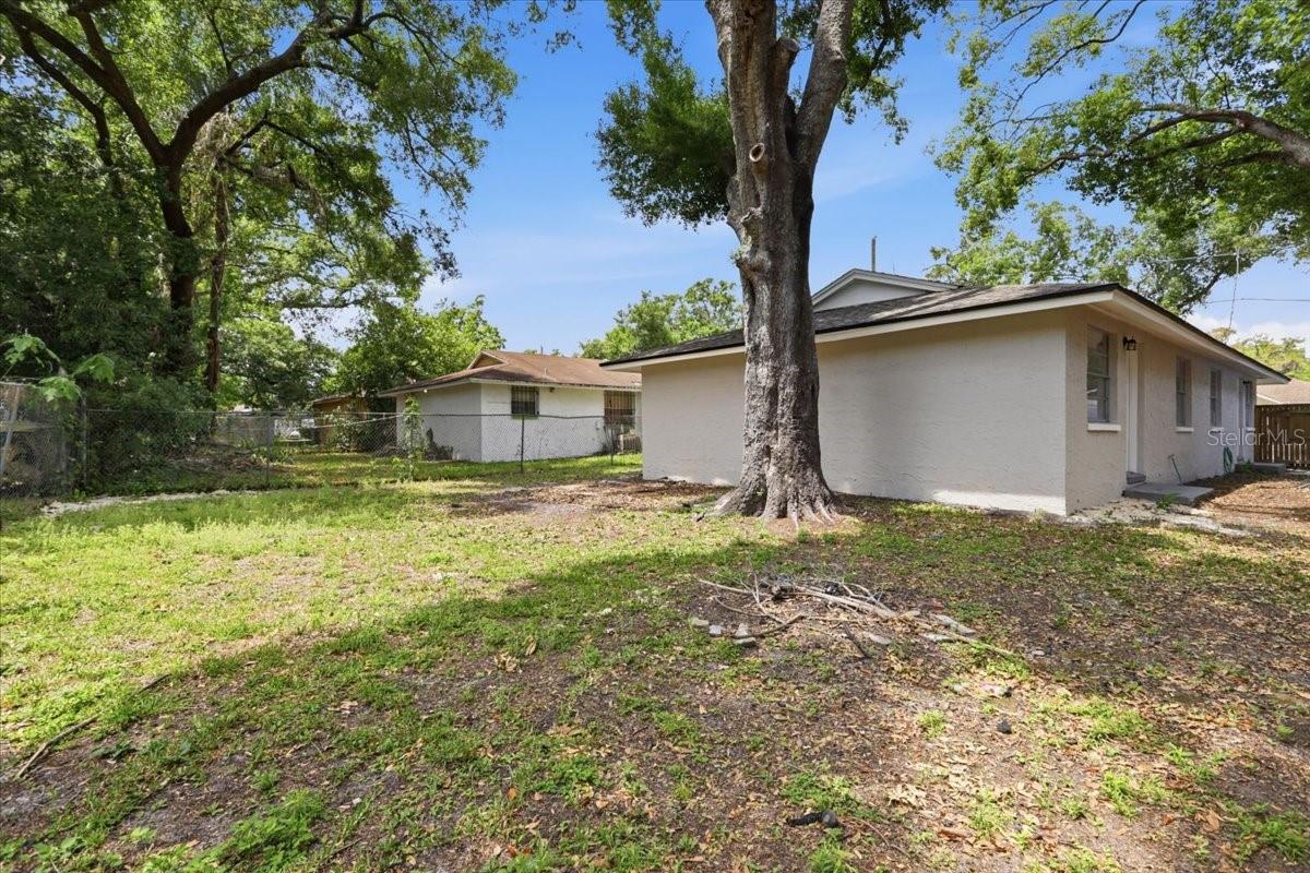 Listing photo id 15 for 1723 Idell Street