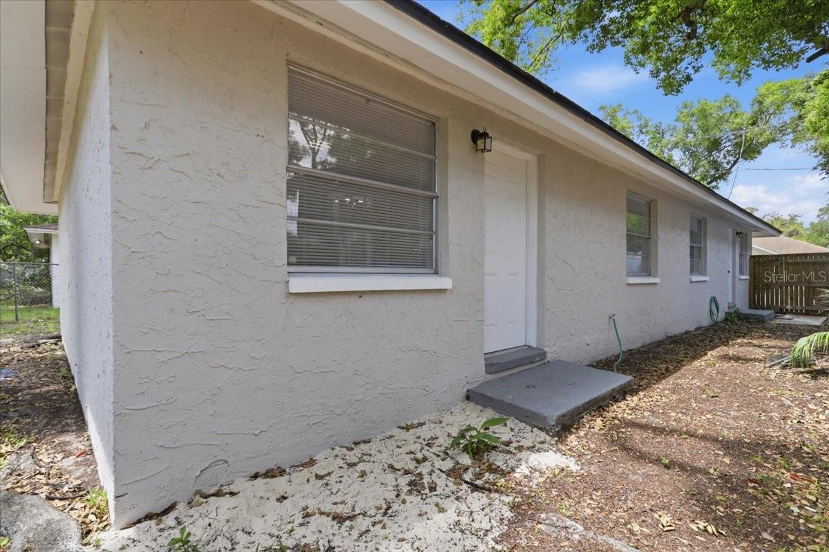 Listing photo id 16 for 1723 Idell Street