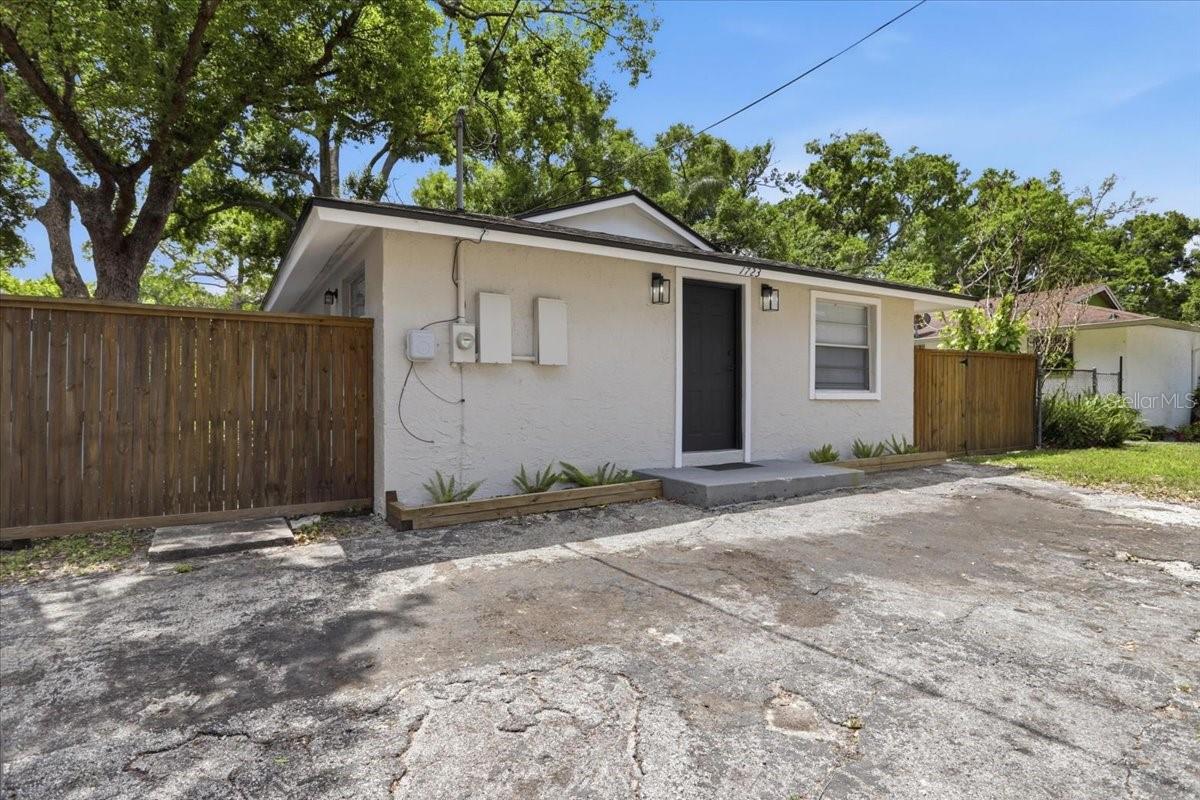 Listing photo id 0 for 1723 Idell Street