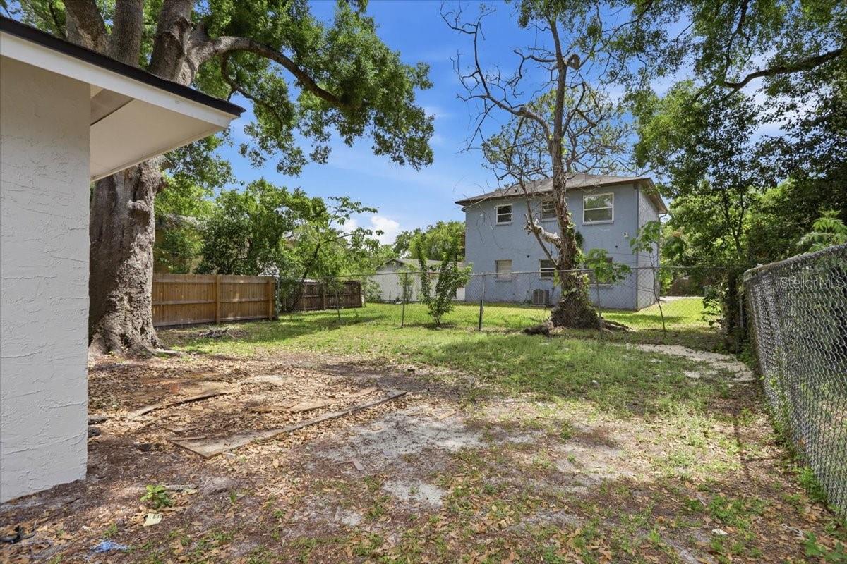 Listing photo id 19 for 1723 Idell Street