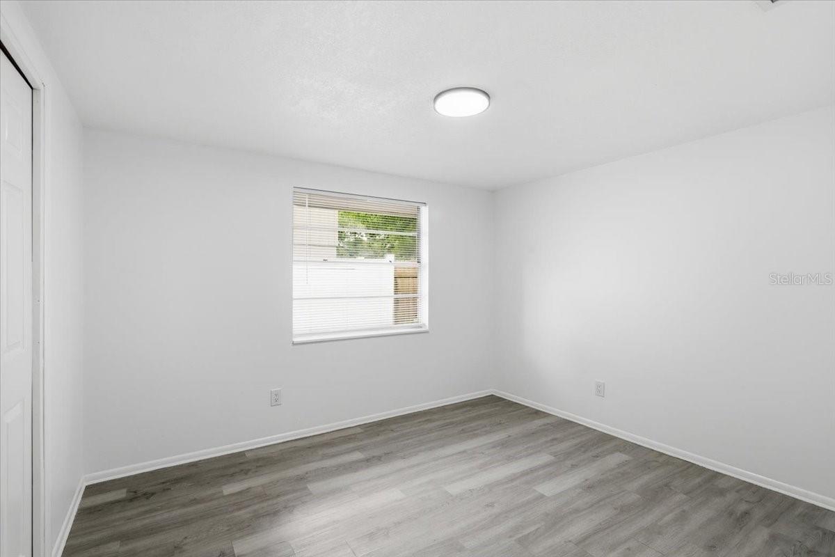 Listing photo id 28 for 1723 Idell Street