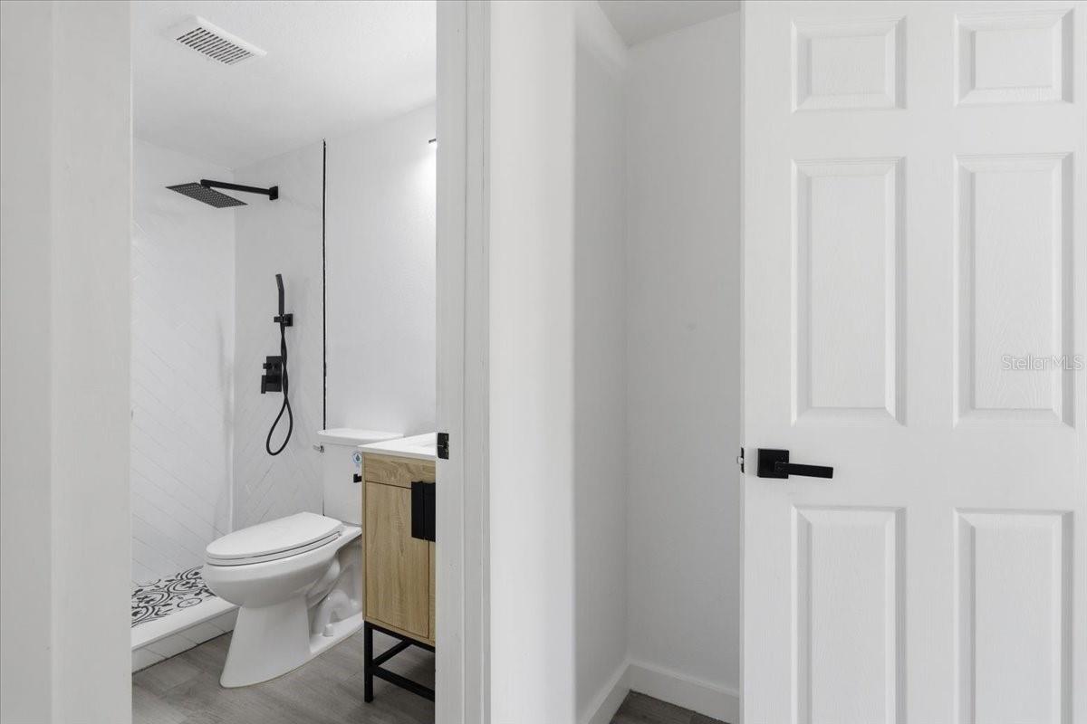 Listing photo id 34 for 1723 Idell Street