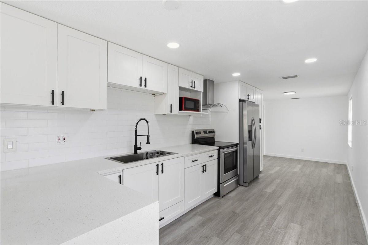 Listing photo id 35 for 1723 Idell Street