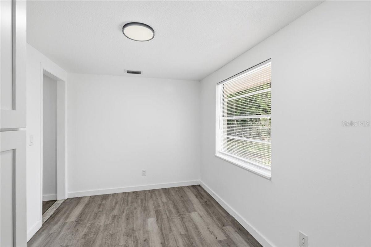 Listing photo id 39 for 1723 Idell Street