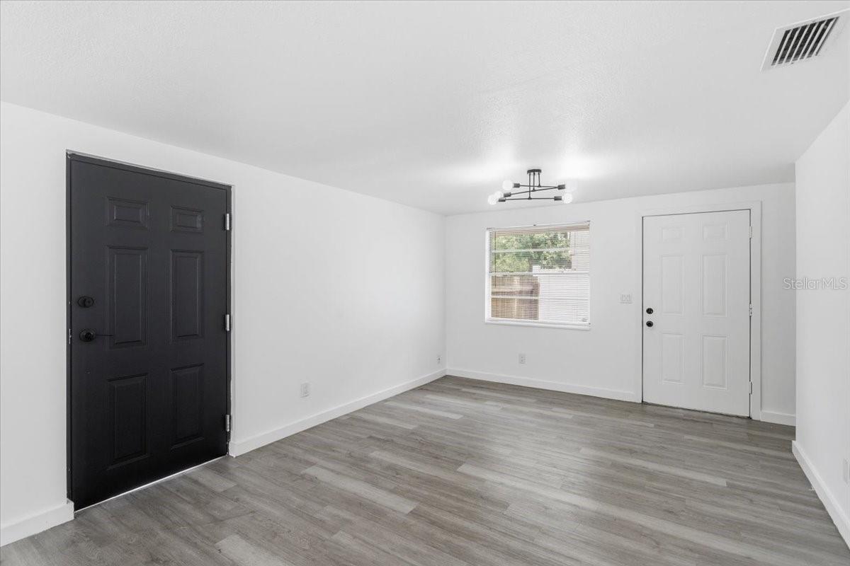 Listing photo id 40 for 1723 Idell Street