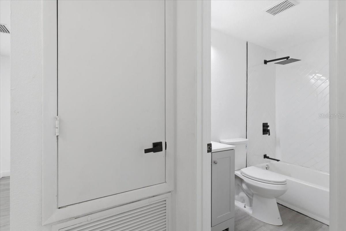 Listing photo id 51 for 1723 Idell Street