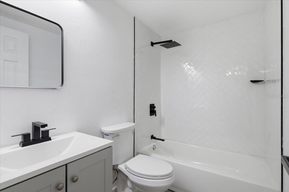 Listing photo id 52 for 1723 Idell Street