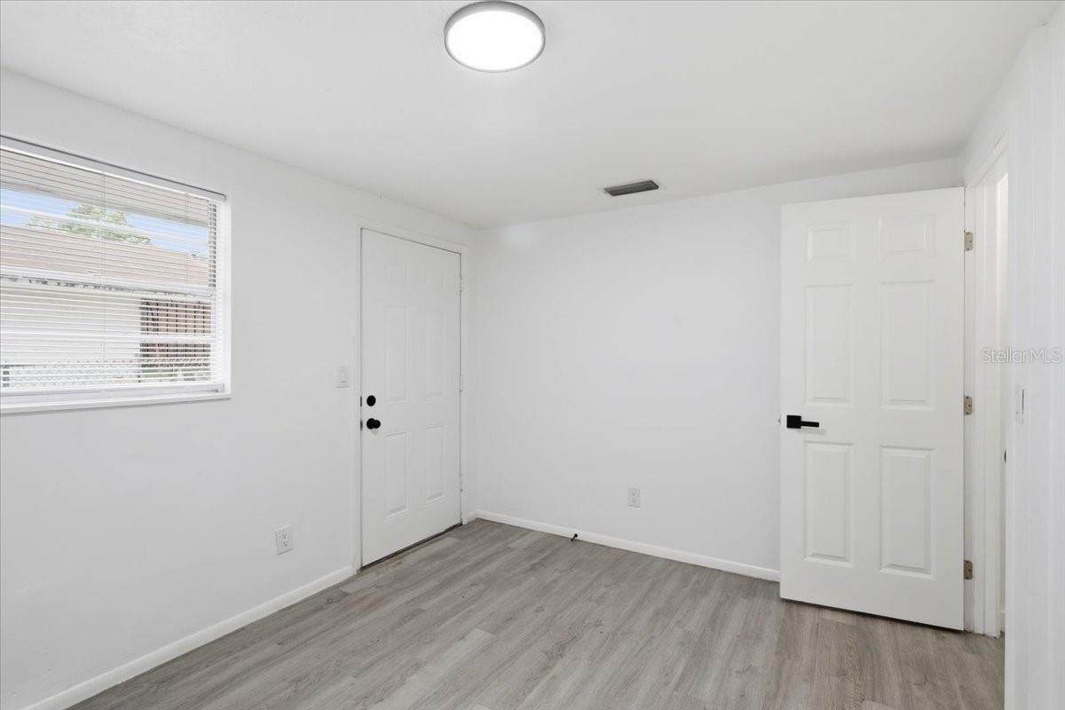 Listing photo id 61 for 1723 Idell Street