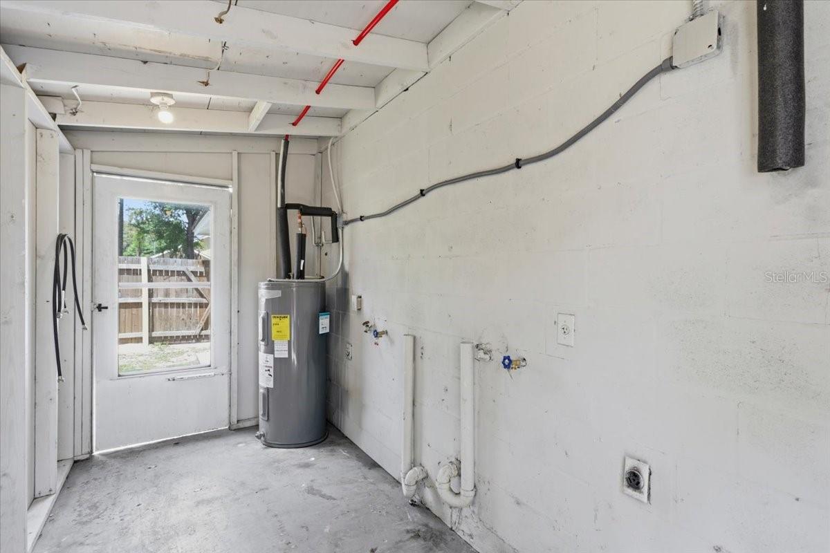 Listing photo id 64 for 1723 Idell Street