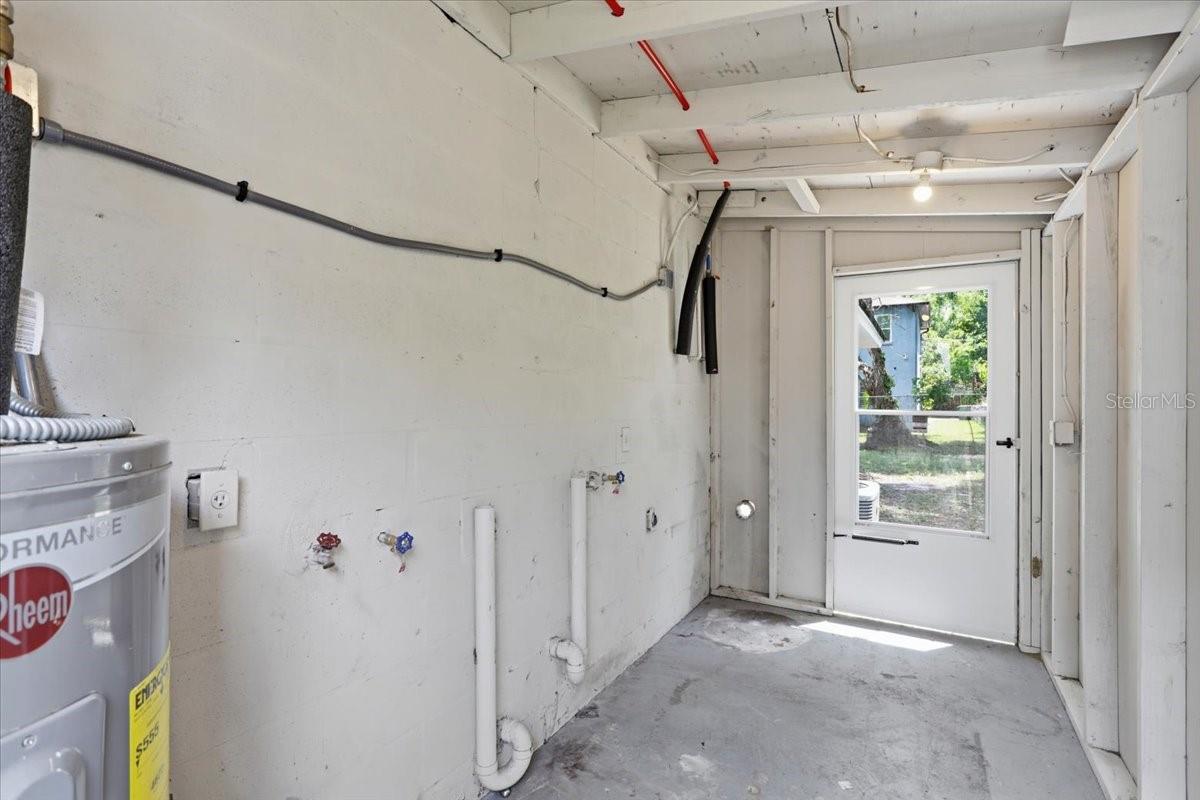 Listing photo id 65 for 1723 Idell Street