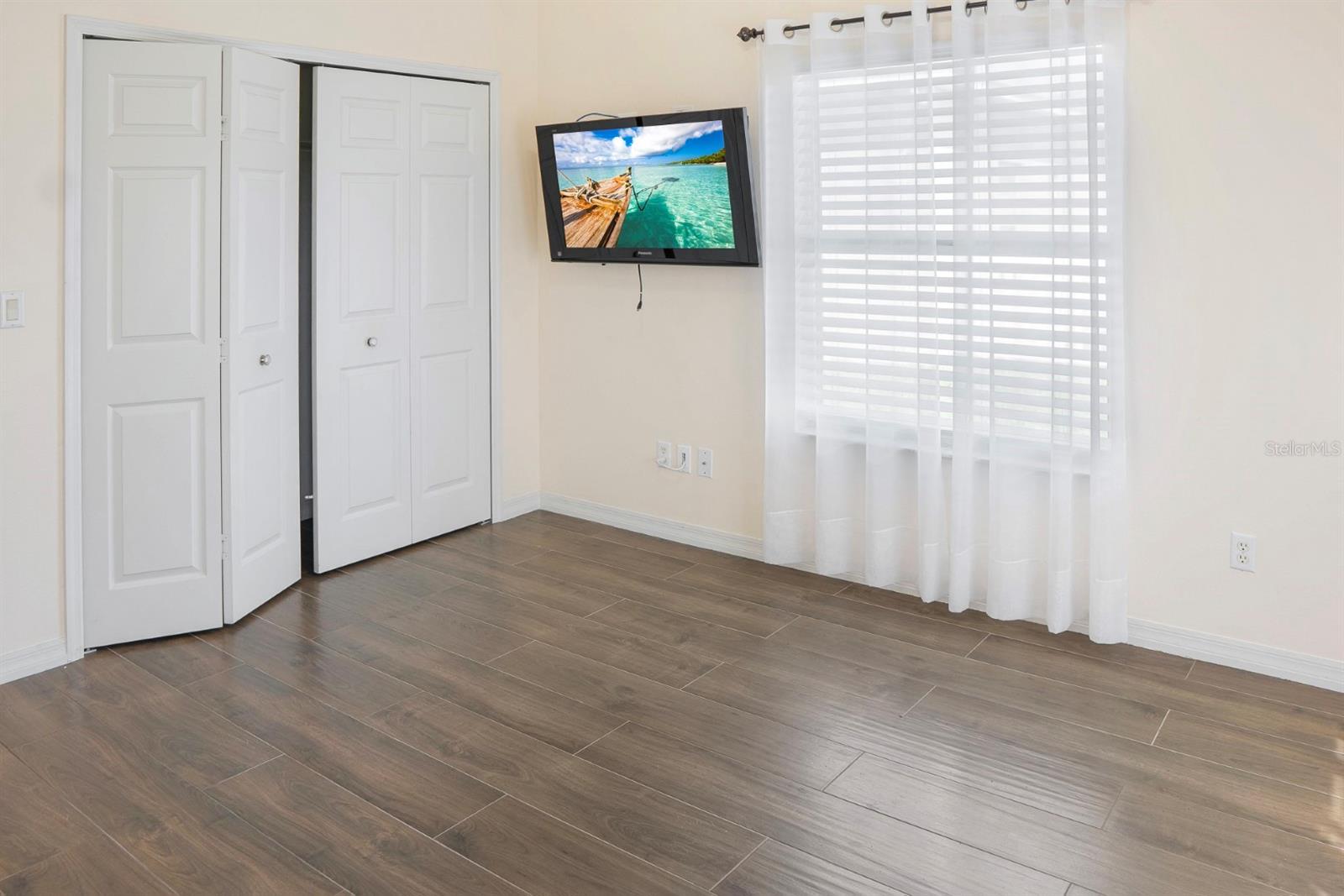 Image 15 of 25 For 215 Strathmore Circle