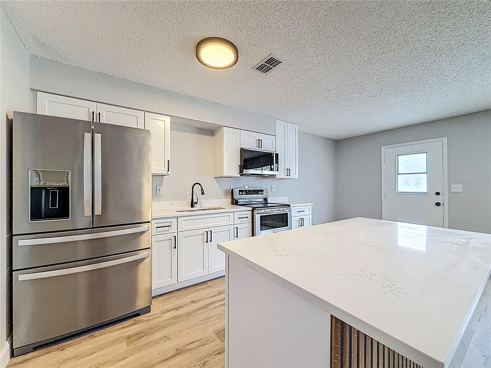 Listing photo id 12 for 8940 88th Street