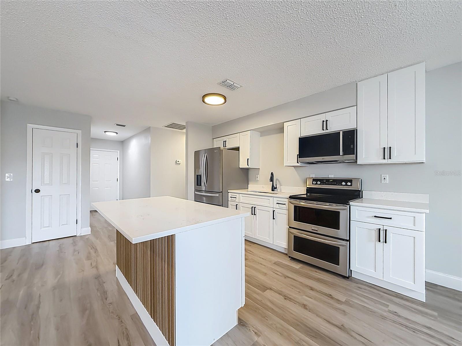 Listing photo id 13 for 8940 88th Street