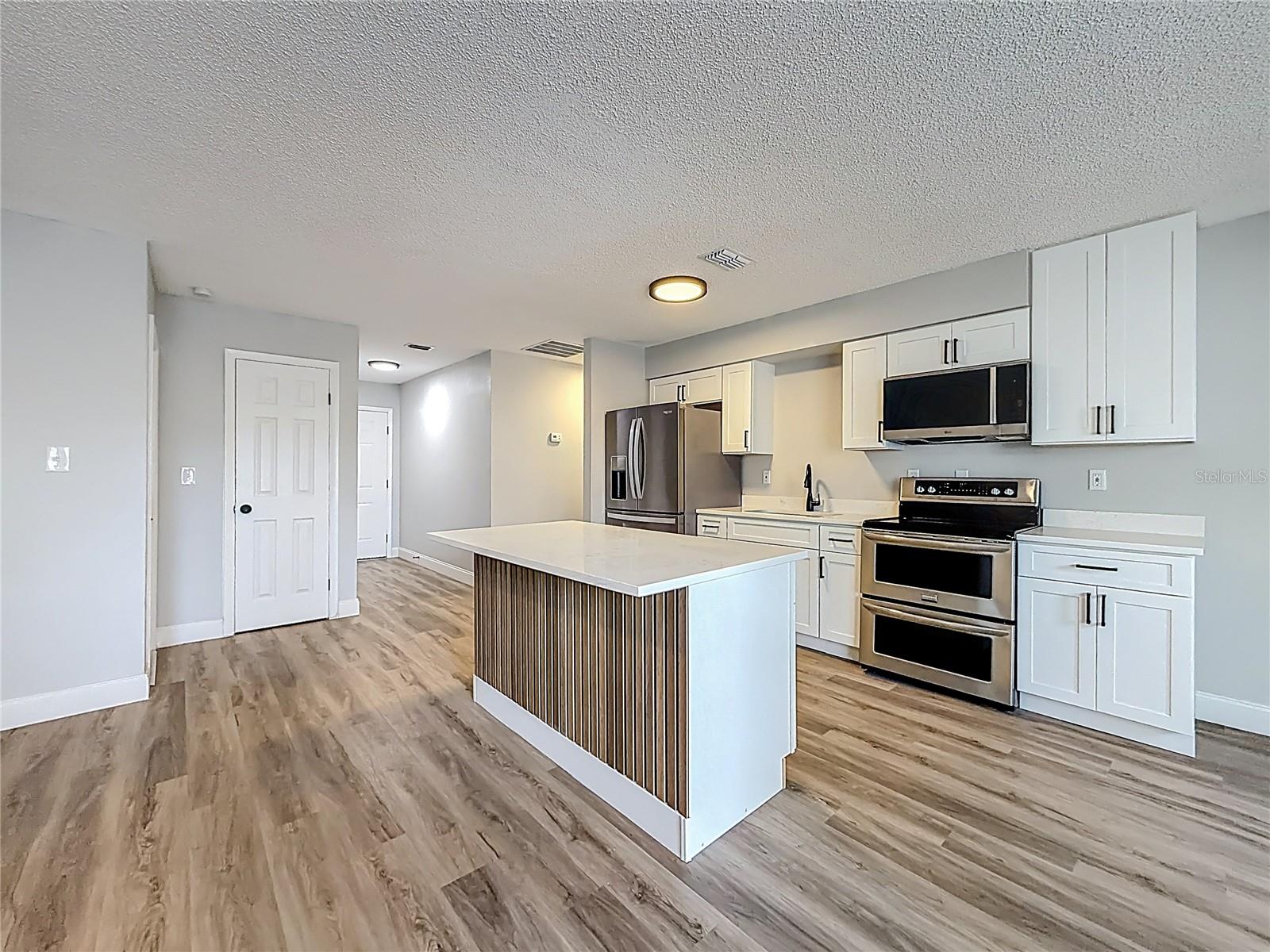 Listing photo id 1 for 8940 88th Street