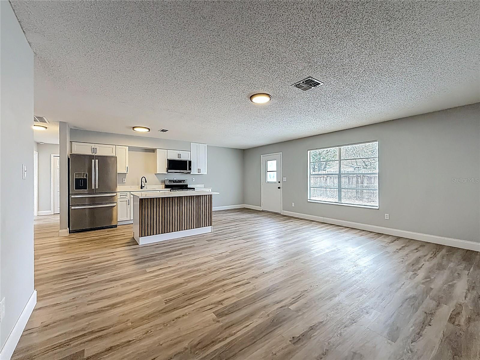 Listing photo id 2 for 8940 88th Street