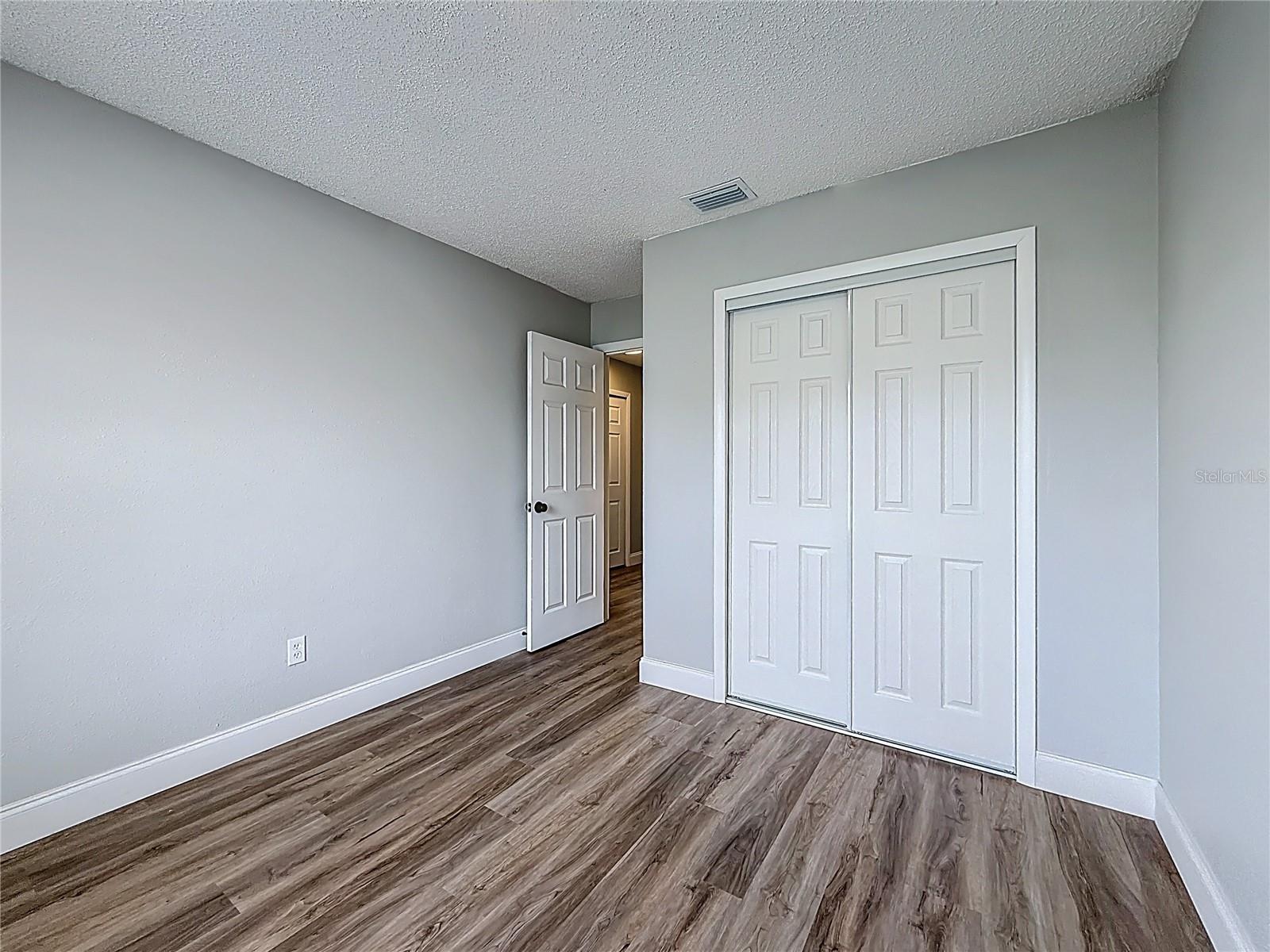 Listing photo id 4 for 8940 88th Street