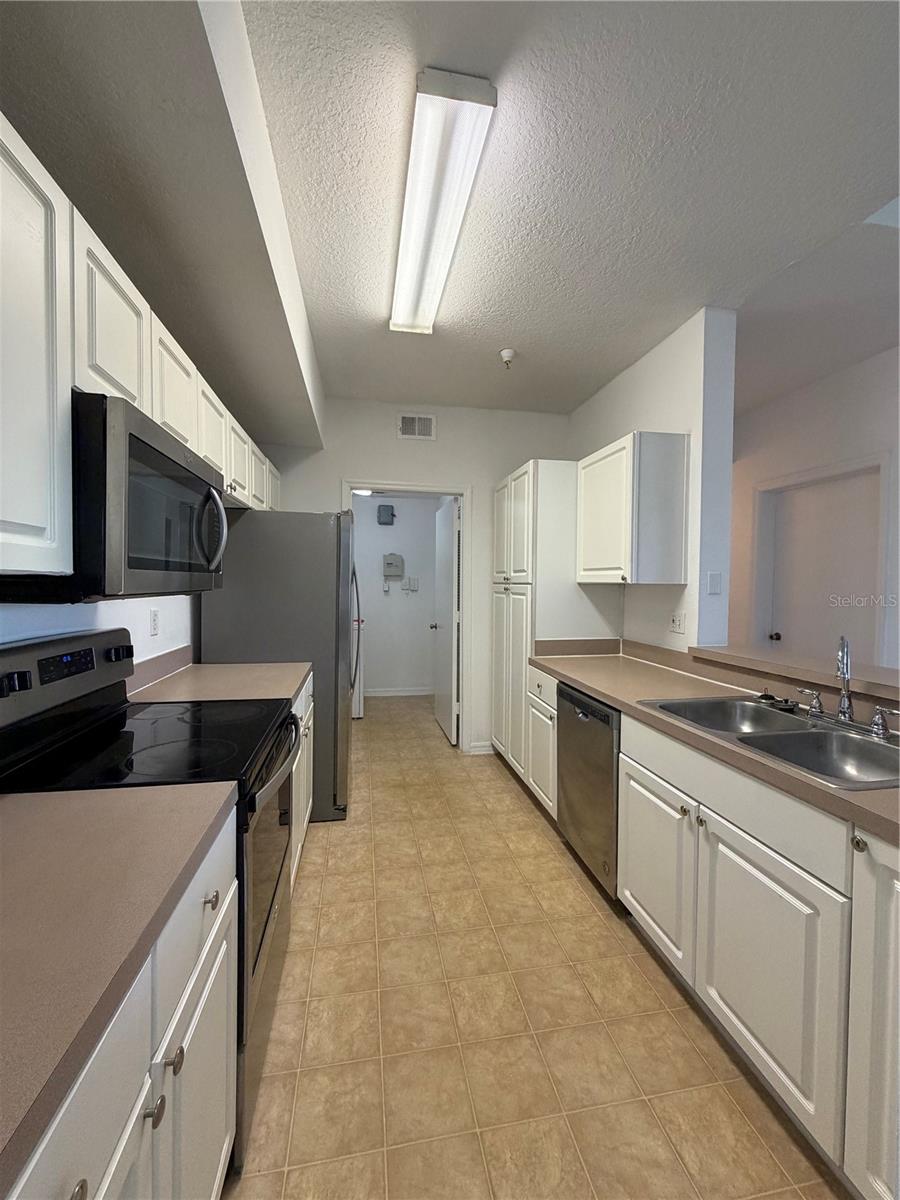Image 15 of 23 For 5542 Metrowest Boulevard 308