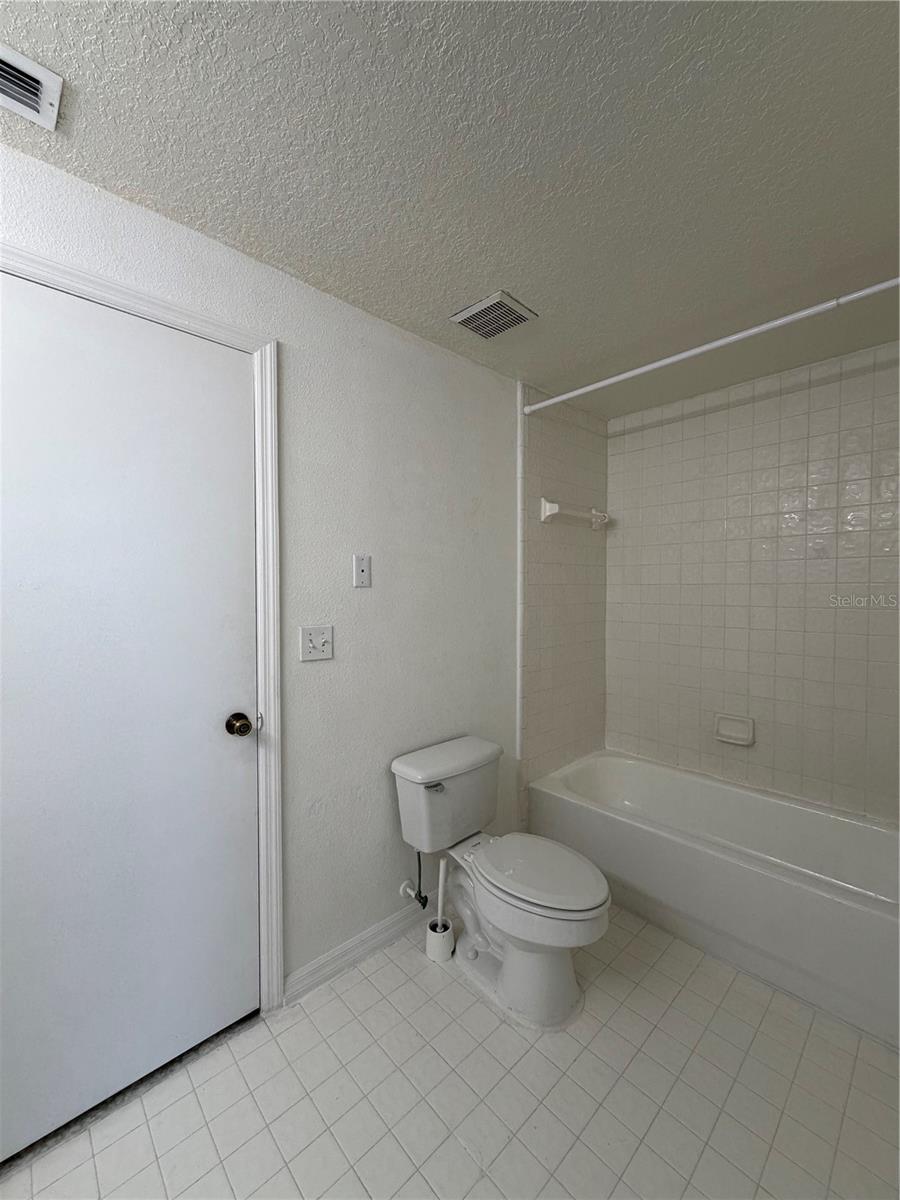 Image 21 of 23 For 5542 Metrowest Boulevard 308