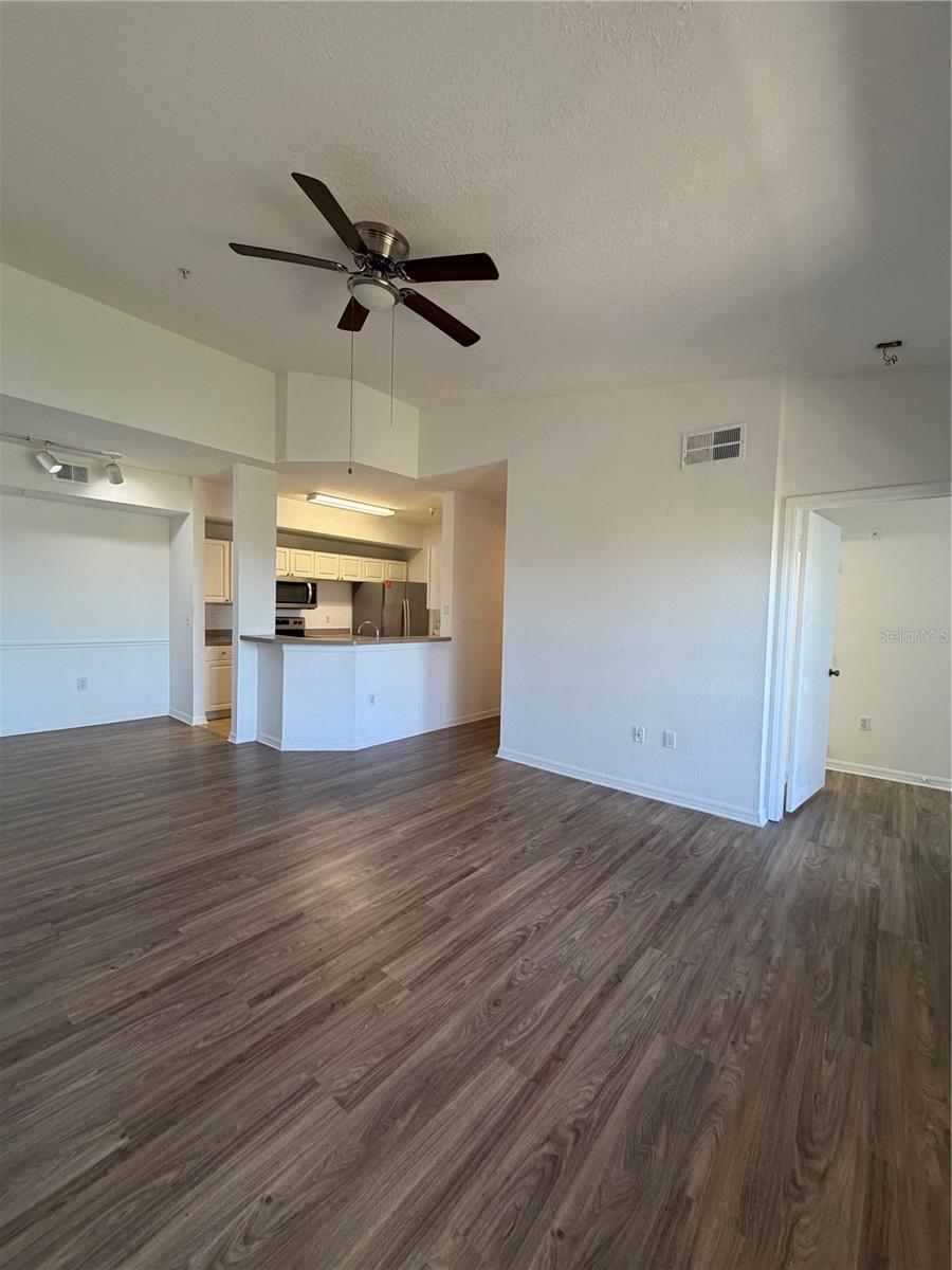 Image 6 of 23 For 5542 Metrowest Boulevard 308