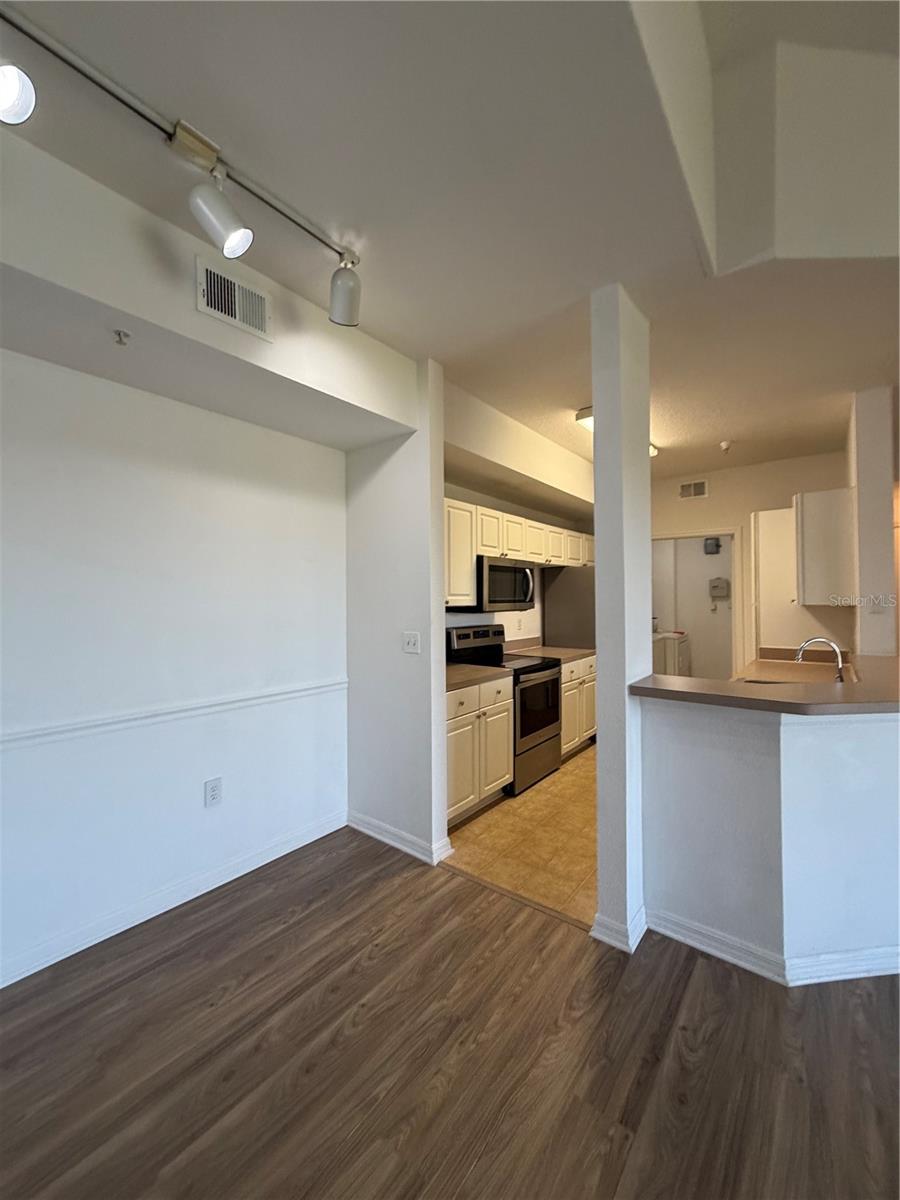 Image 8 of 23 For 5542 Metrowest Boulevard 308