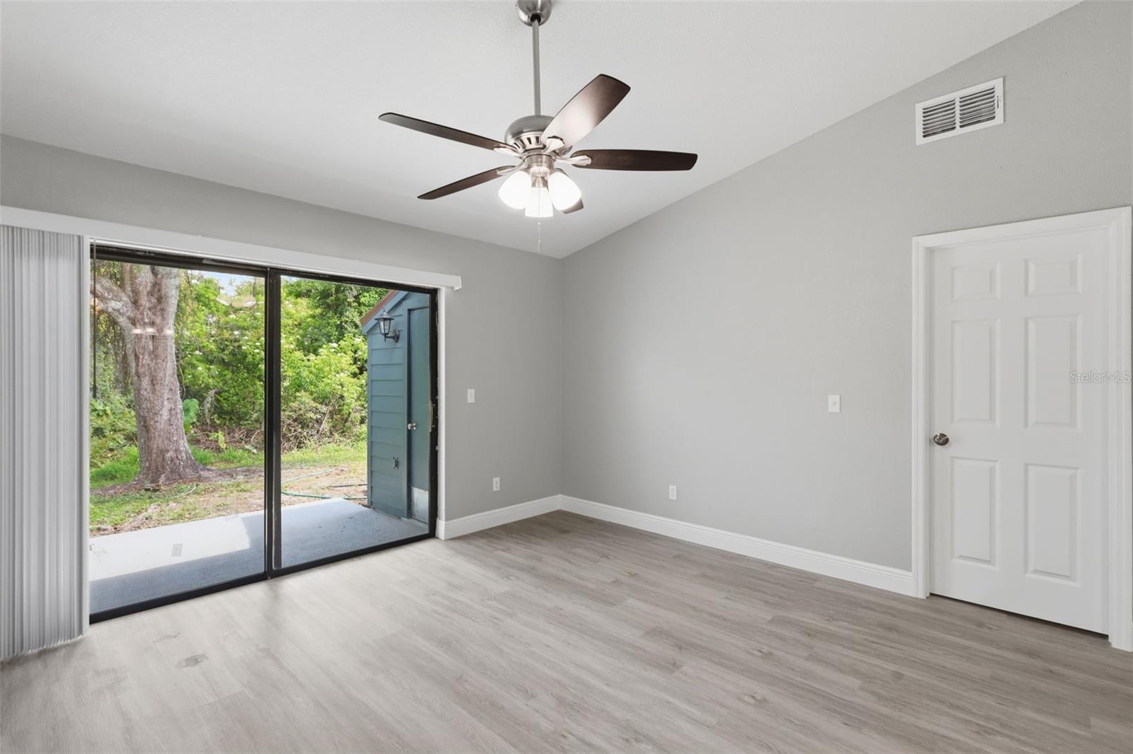 Image 8 of 38 For 2422 King Oak Court
