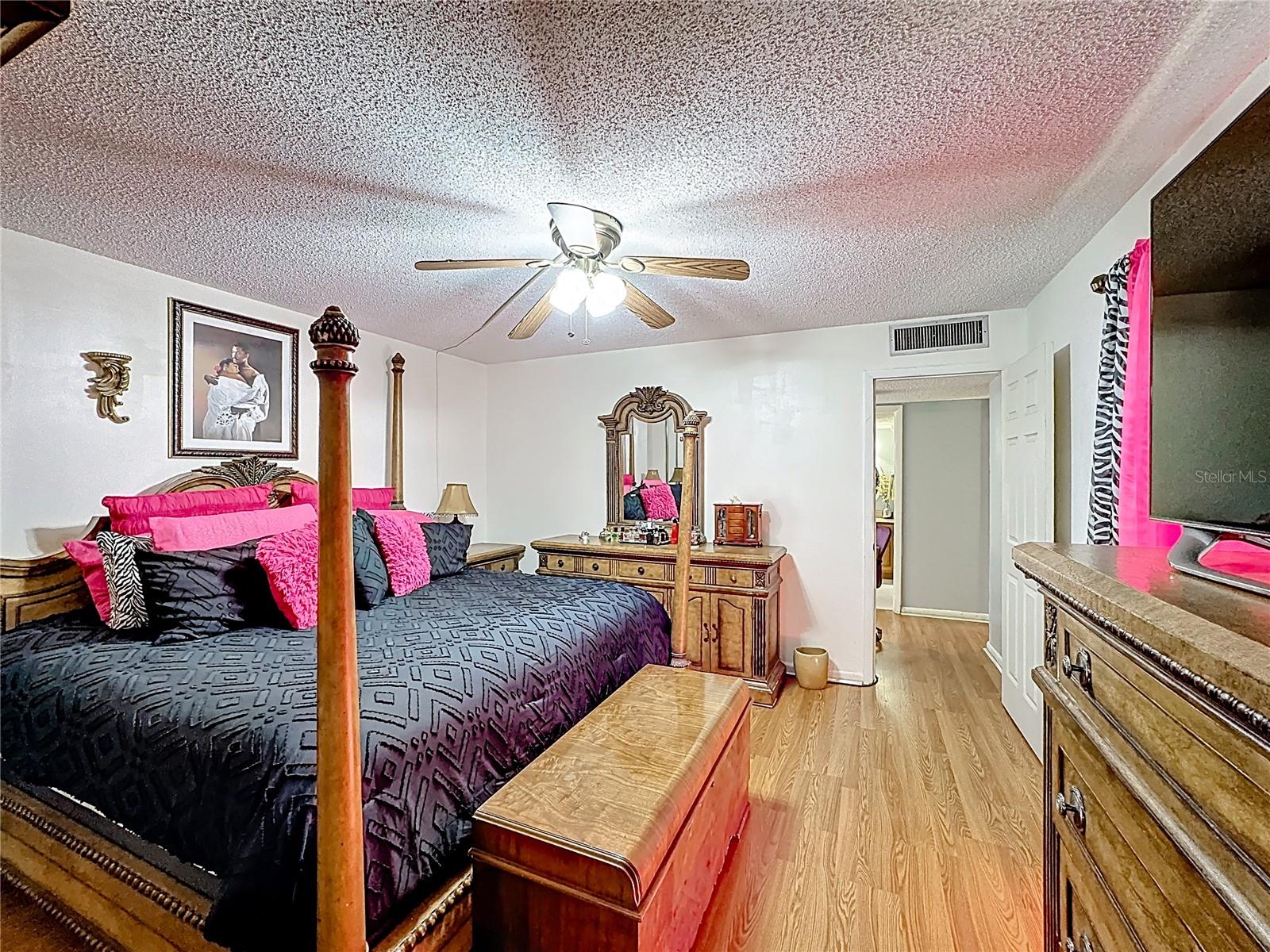 Image 20 of 50 For 1458 N Lawnwood Circle 24a