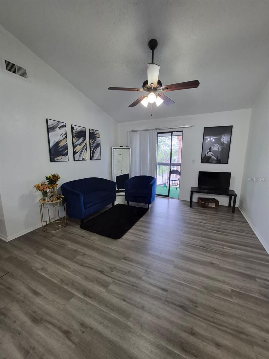 Image 4 of 24 For 2031 Cascades Boulevard 307