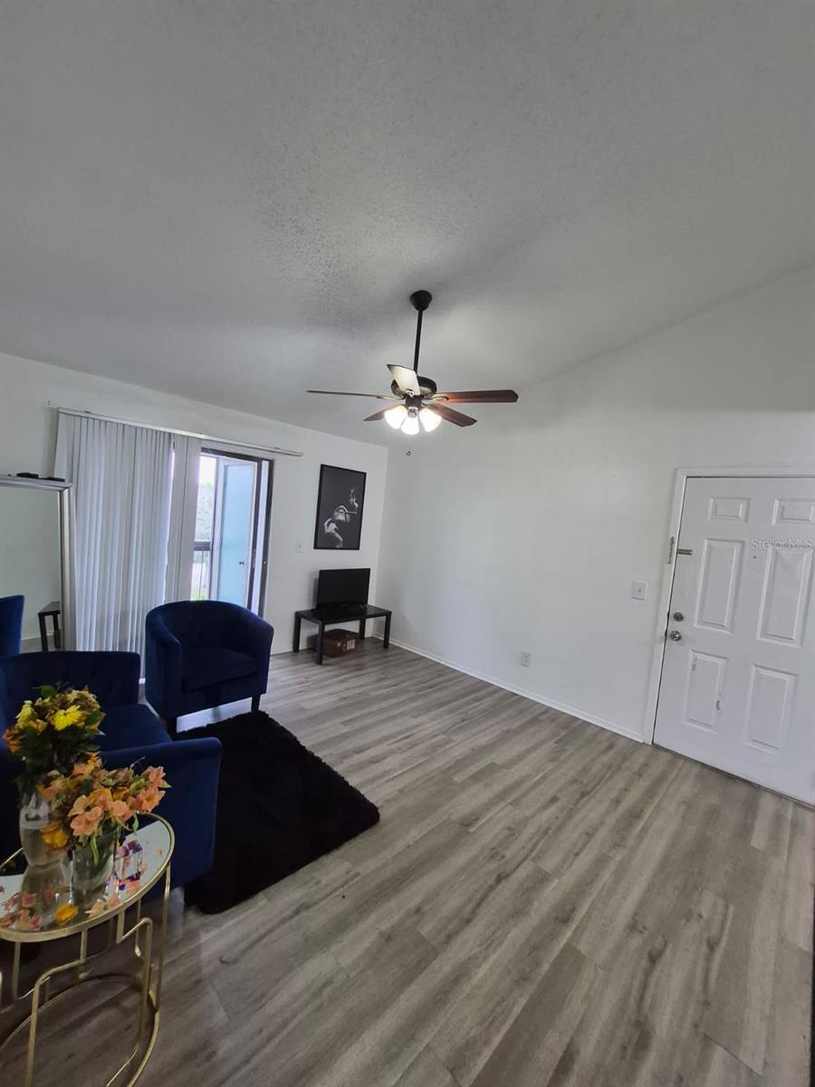 Image 8 of 24 For 2031 Cascades Boulevard 307