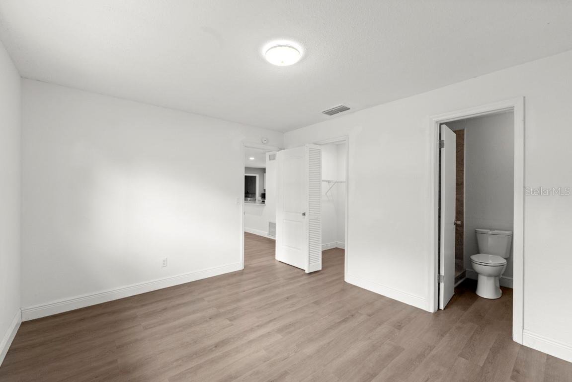 Image 16 of 36 For 1087 Swan Street