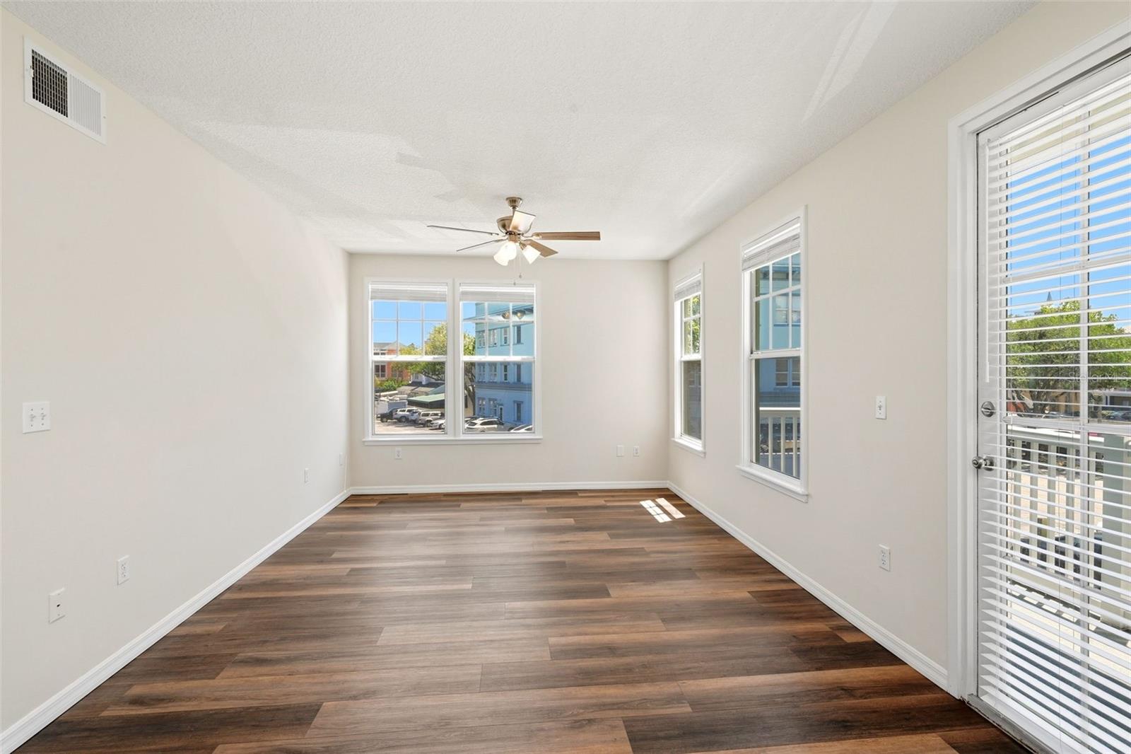 Image 17 of 27 For 611 Campus Street 260
