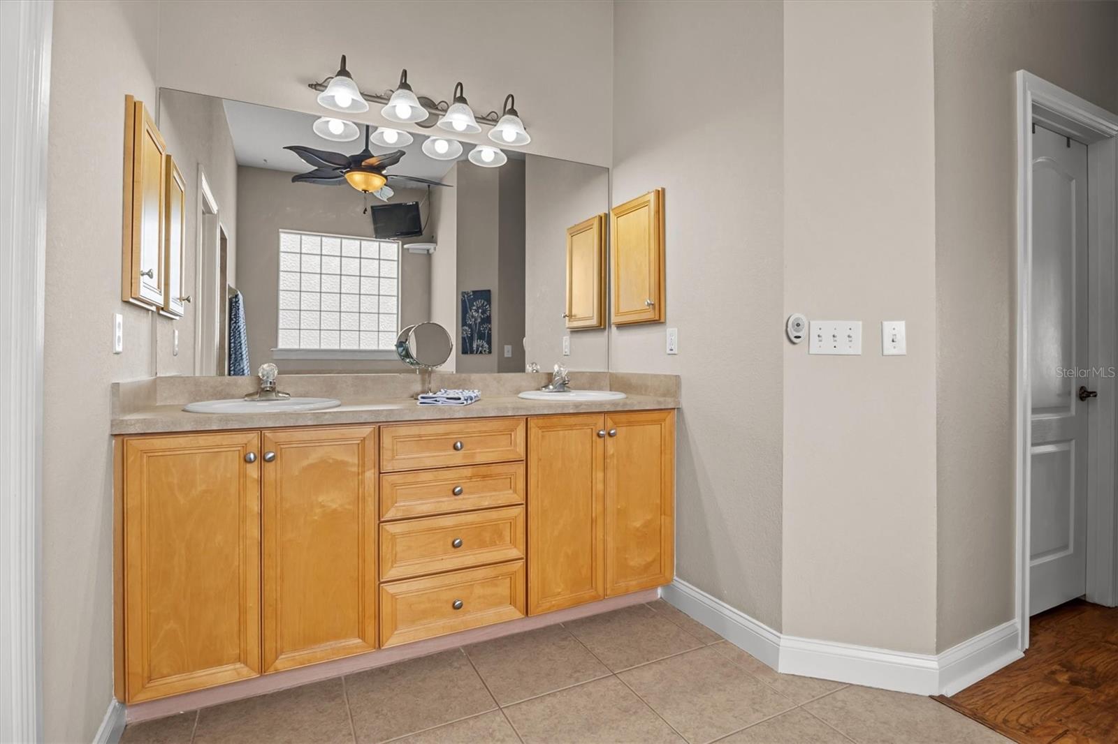 Listing photo id 28 for 1930 Austin Terrace