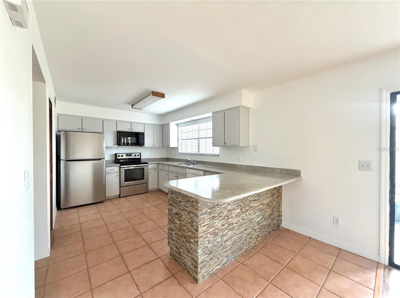 Image 3 of 14 For 2027 Balboa Way