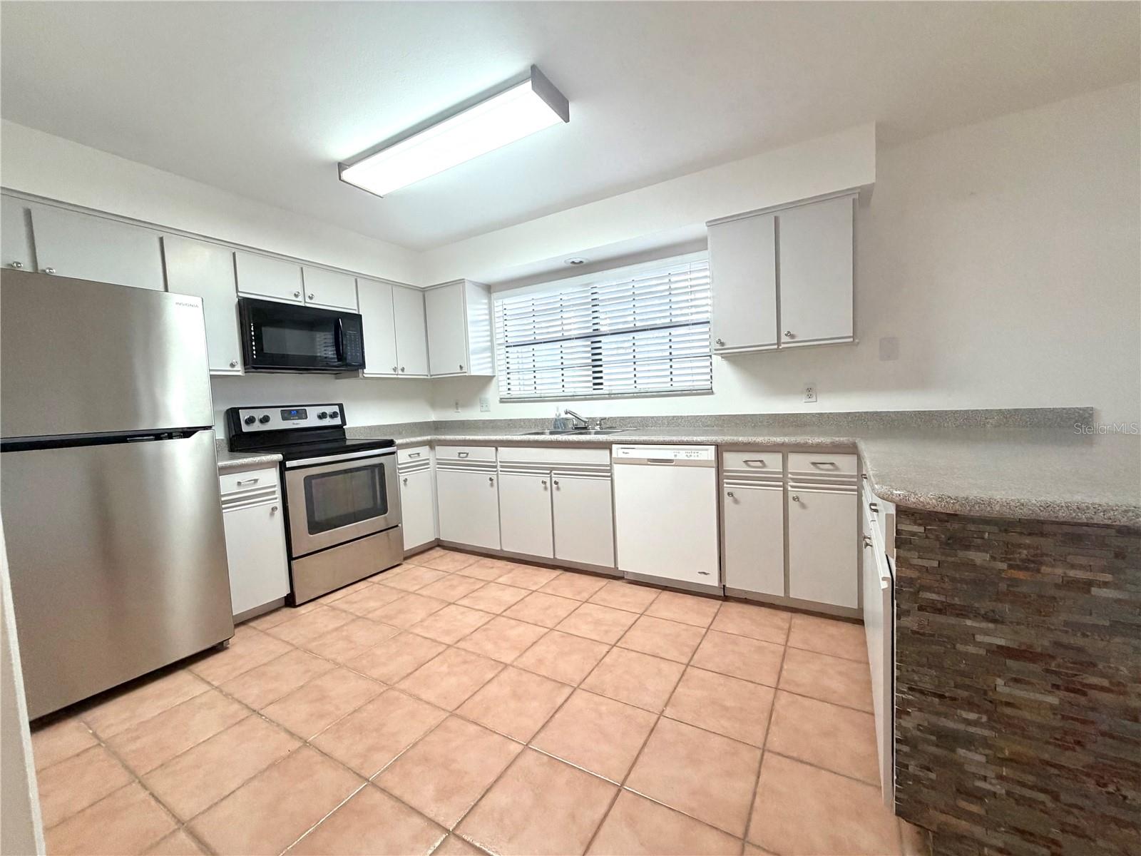 Image 4 of 14 For 2027 Balboa Way