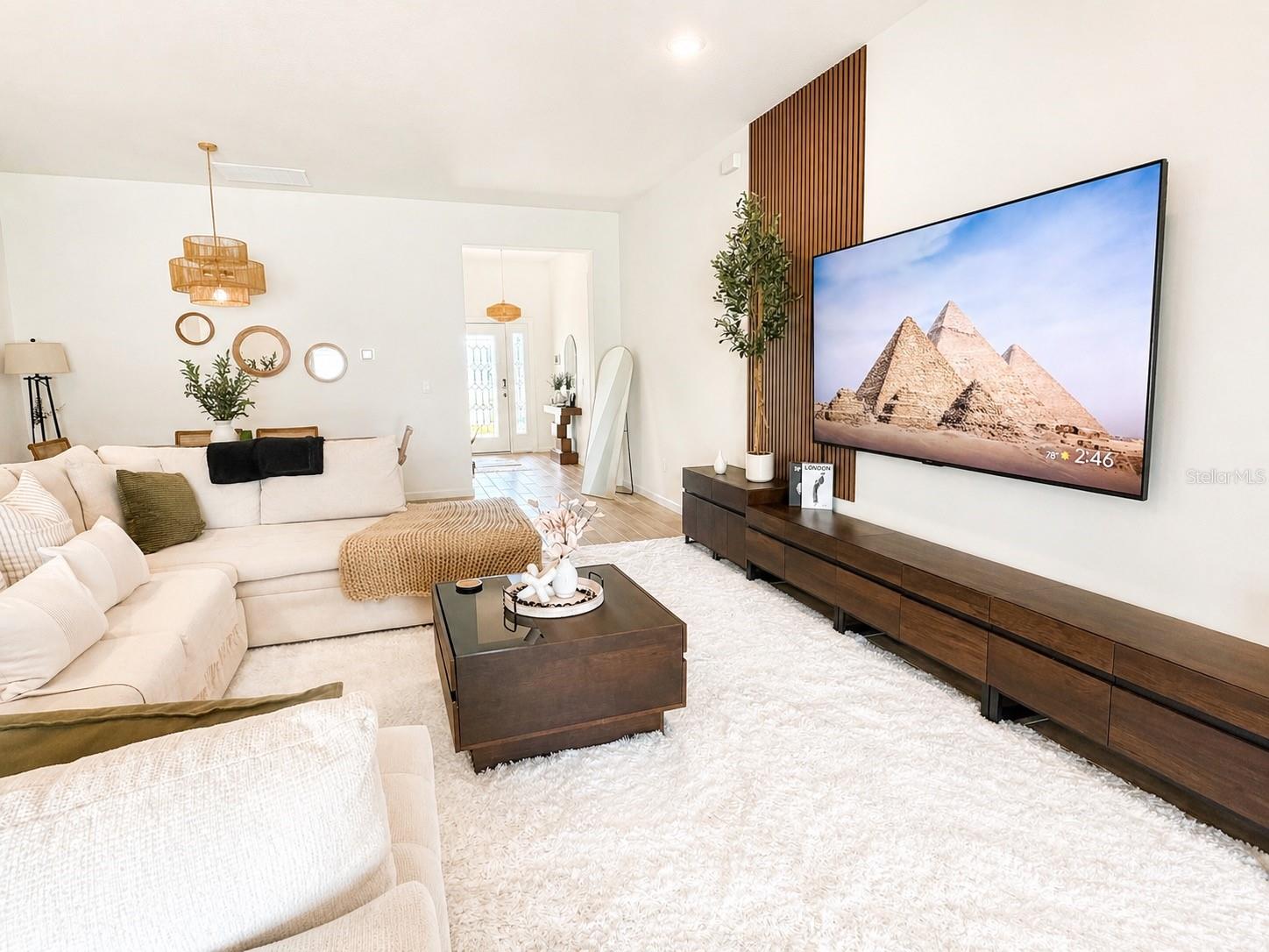 Listing photo id 11 for 6860 Cameo Dr