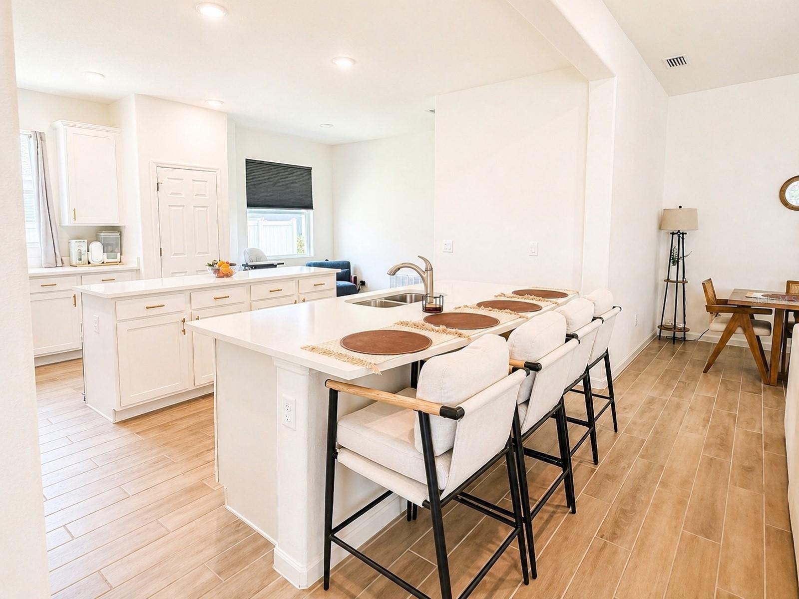 Listing photo id 13 for 6860 Cameo Dr