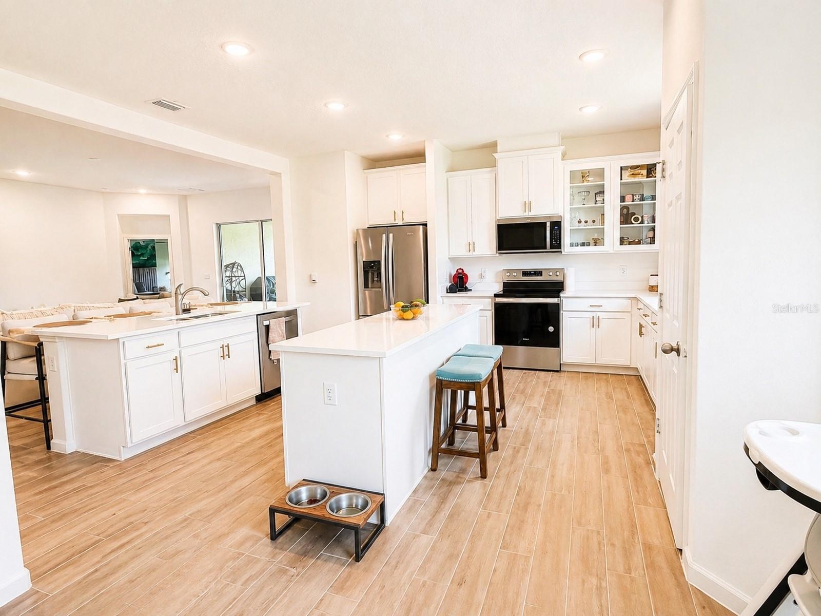 Listing photo id 14 for 6860 Cameo Dr