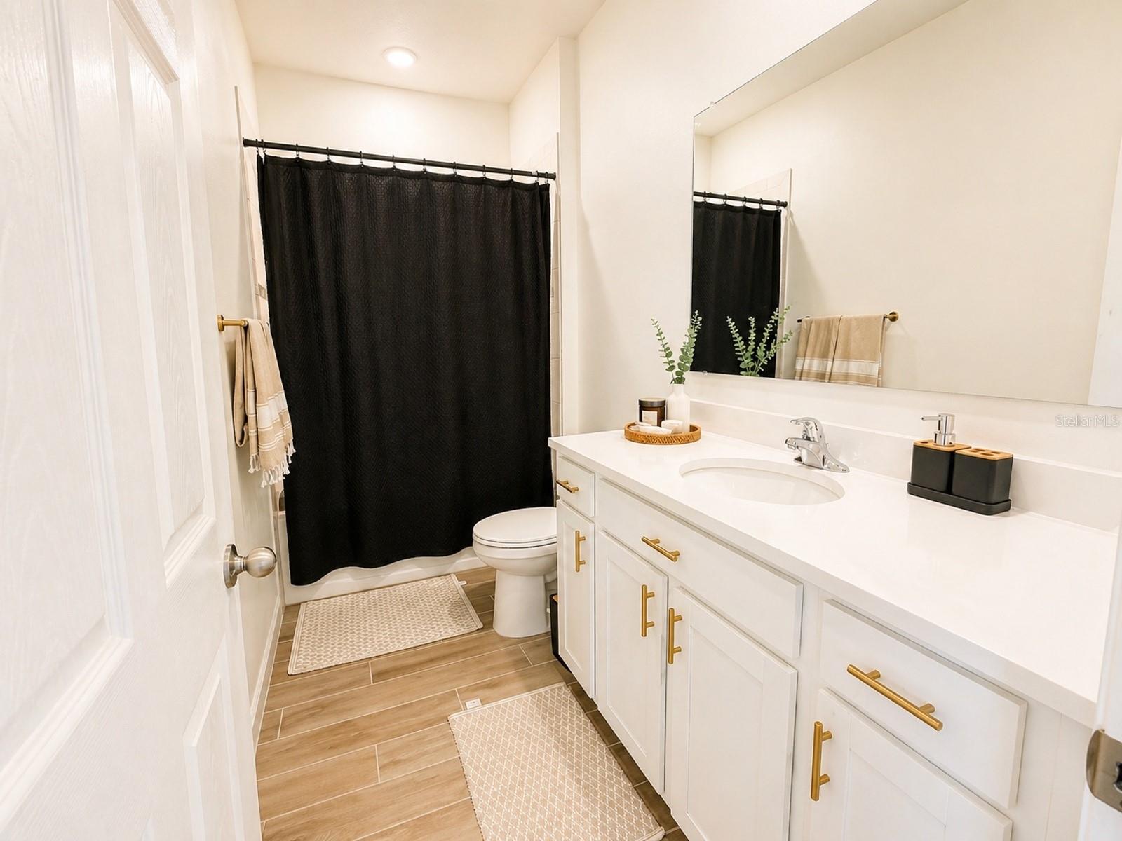 Listing photo id 15 for 6860 Cameo Dr