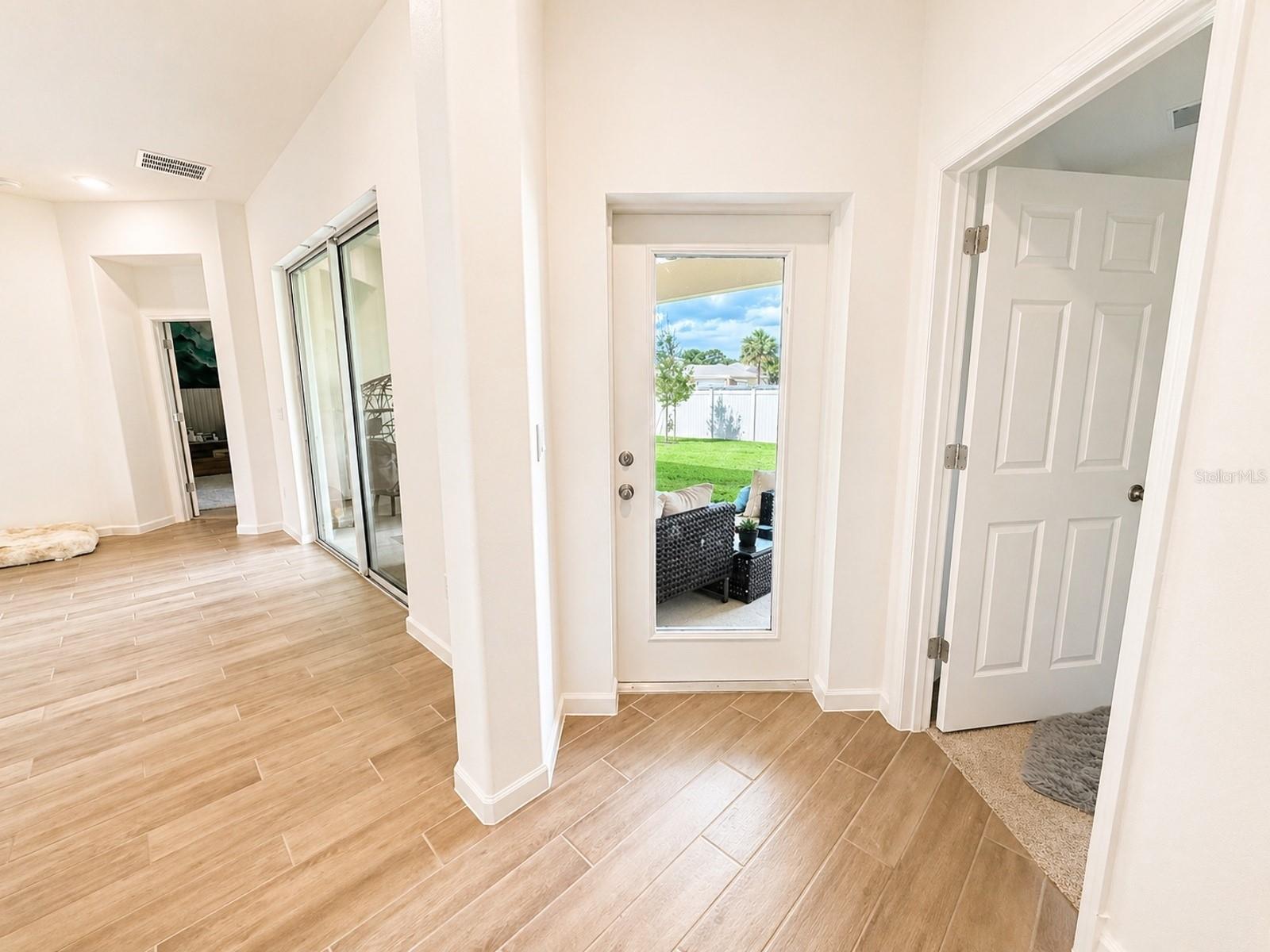 Listing photo id 17 for 6860 Cameo Dr